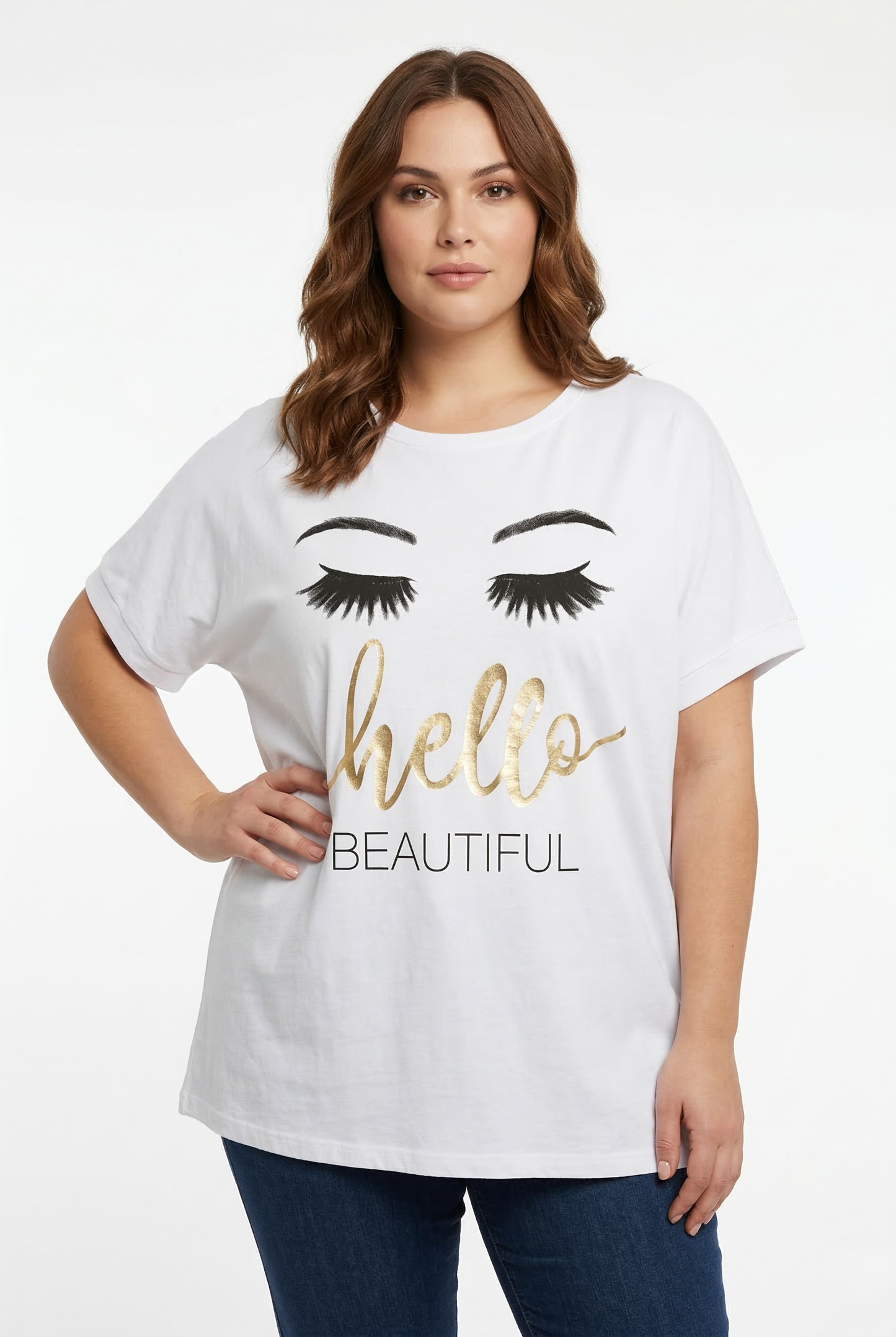 Dettaglio t-shirt curvy donna con scritta hello beautiful taglie forti