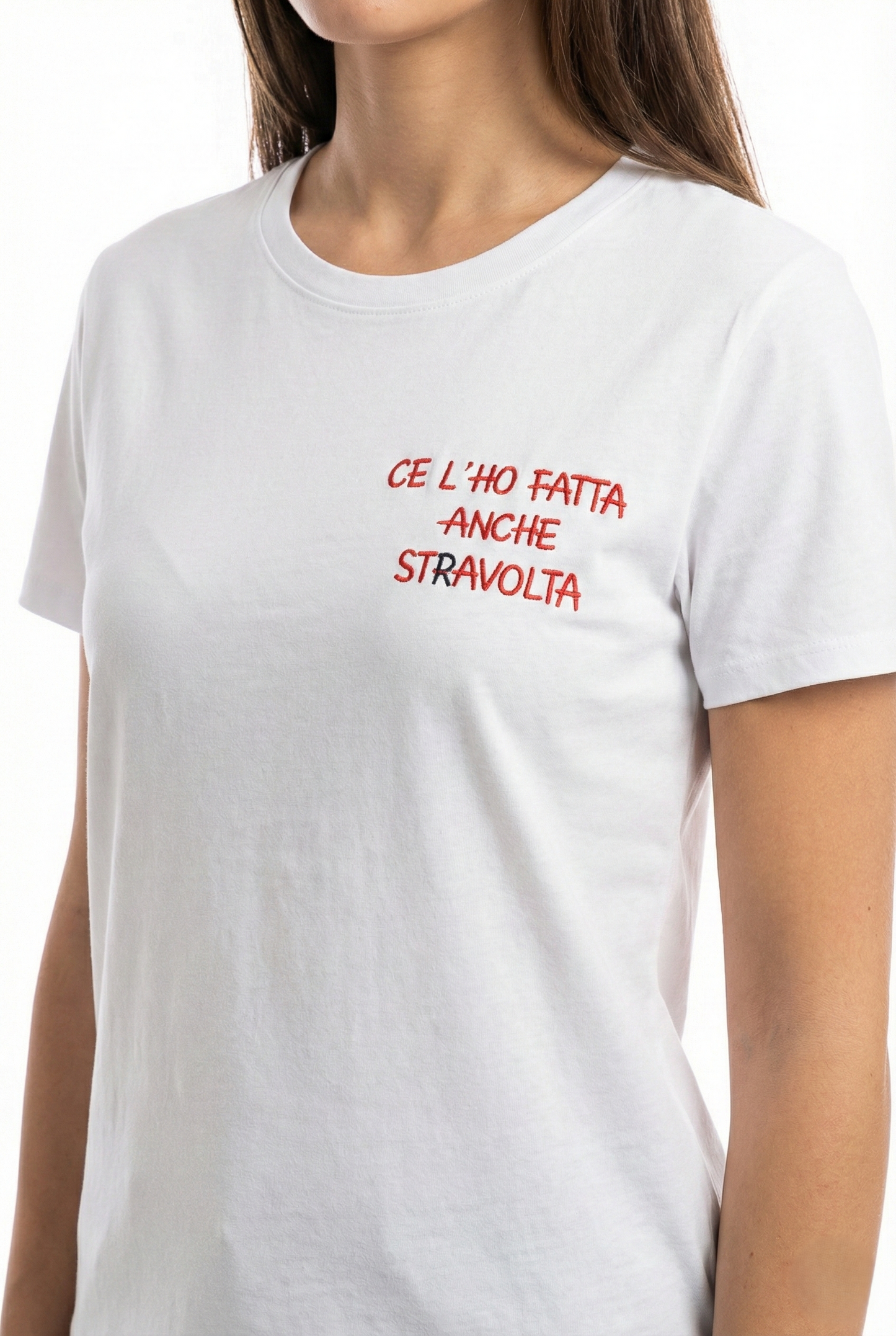 T-shirt donna bianca con scritta motivazionale “Ce l’ho fatta anche stravolta”, vestibilità comoda fino alla L