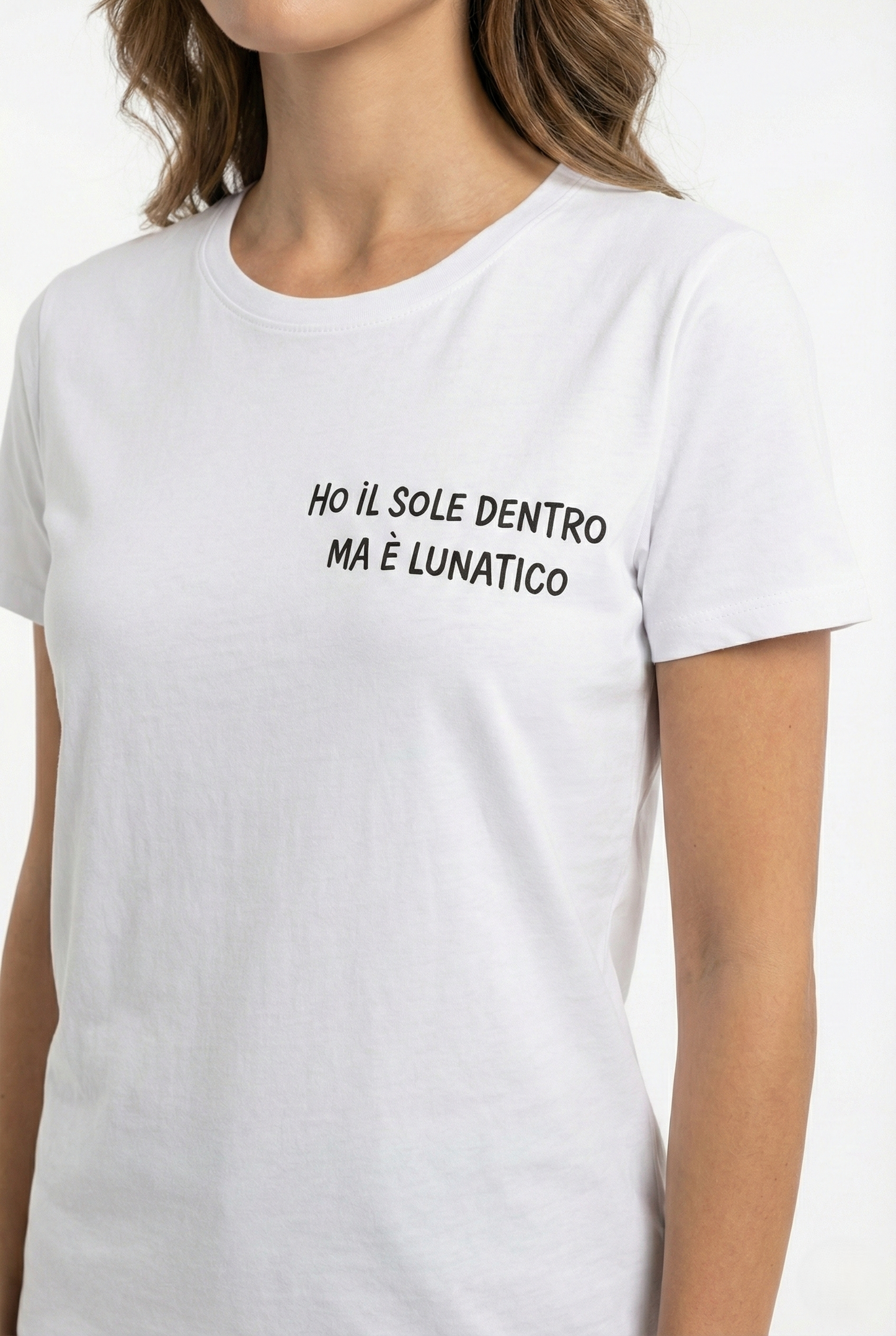 T-shirt donna bianca con frase “Ho il sole dentro ma è lunatico”, maglietta minimal in cotone taglia unica
