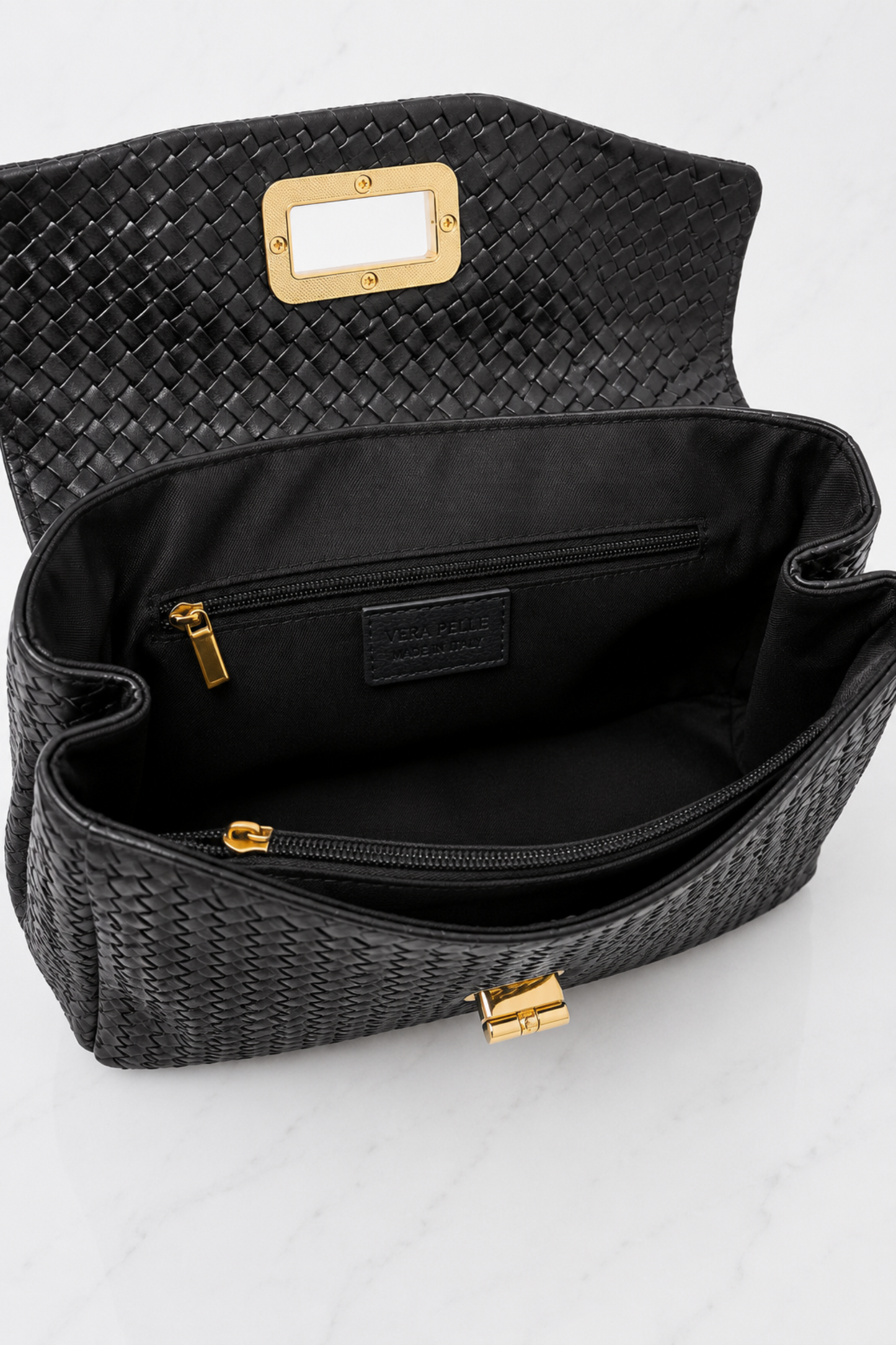 Interno nero della borsa a mano in vera pelle con scomparti e tasche con zip