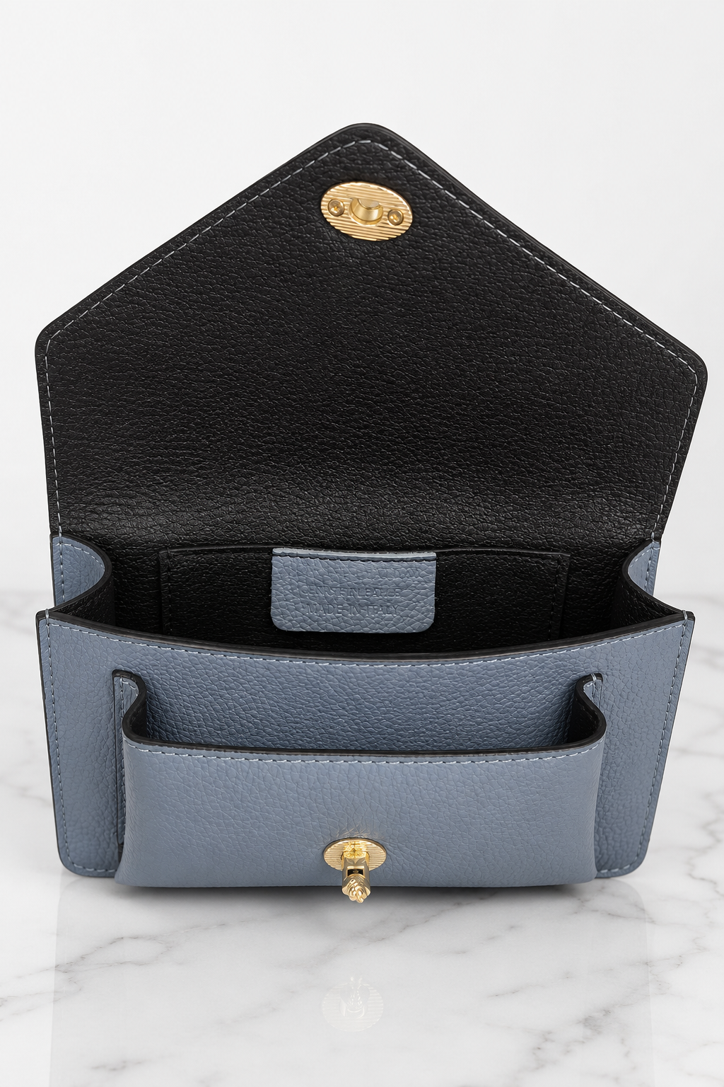 Interno nero della borsa donna in vera pelle con scomparti e chiusura dorata