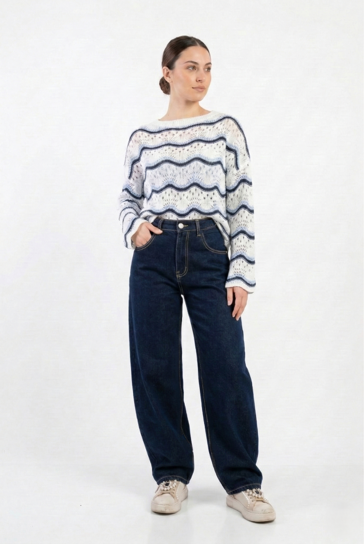 Jeans baggy donna outfit casual con maglione e sneakers