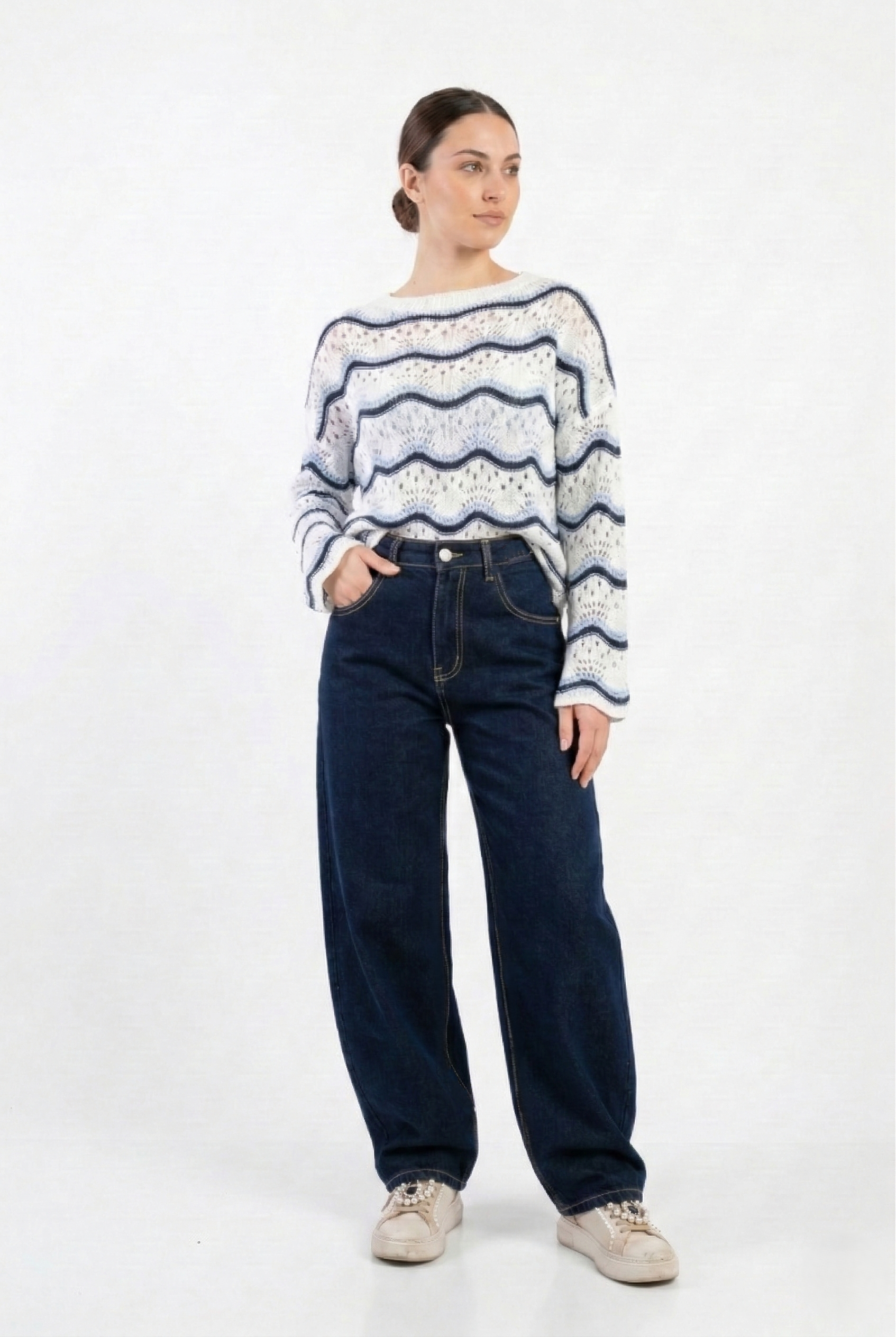 Jeans baggy donna outfit casual con maglione e sneakers