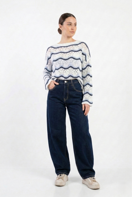 Jeans baggy donna outfit casual con maglione e sneakers