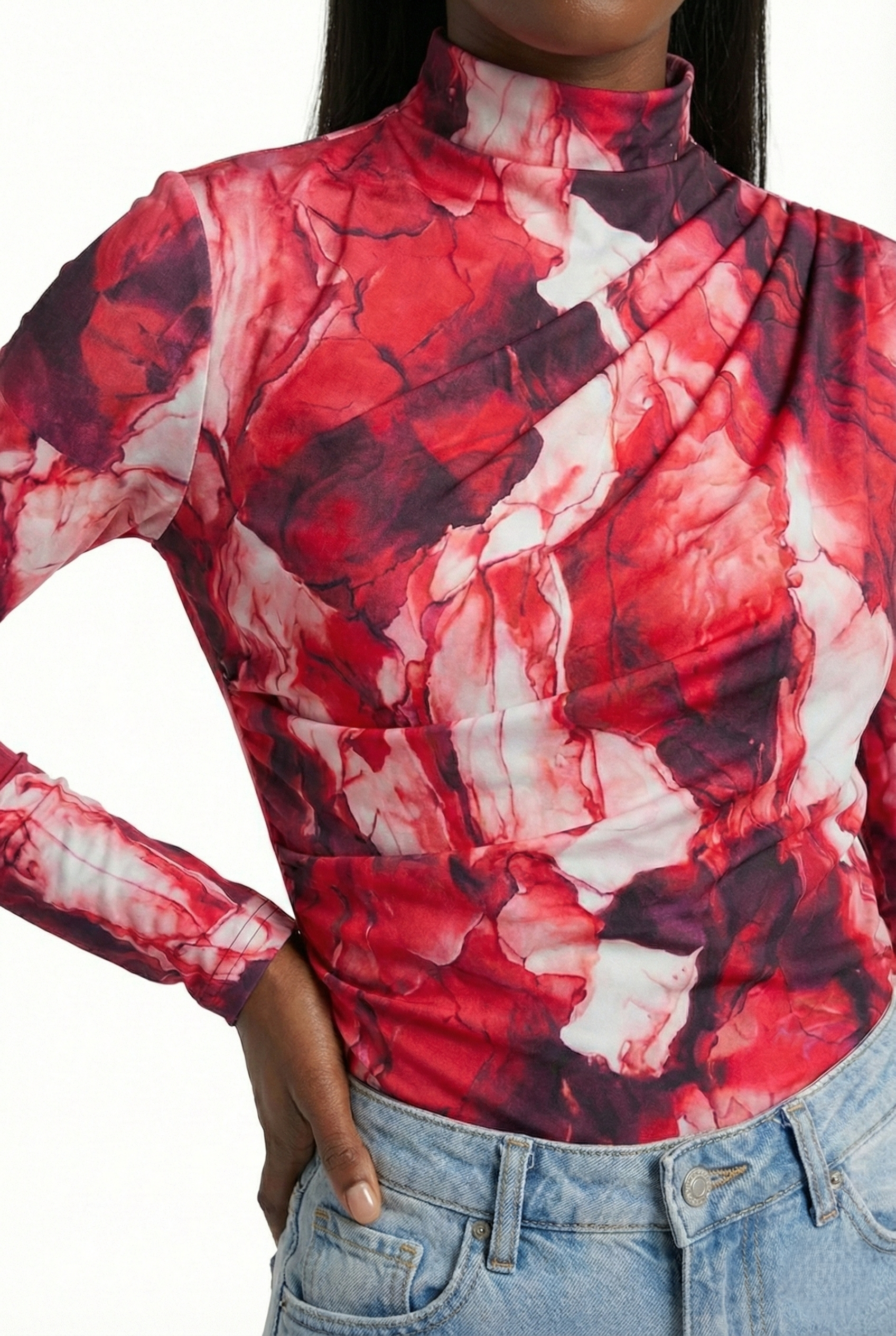 Maglia slim fit donna collo alto rossa  elasticizzata indossata