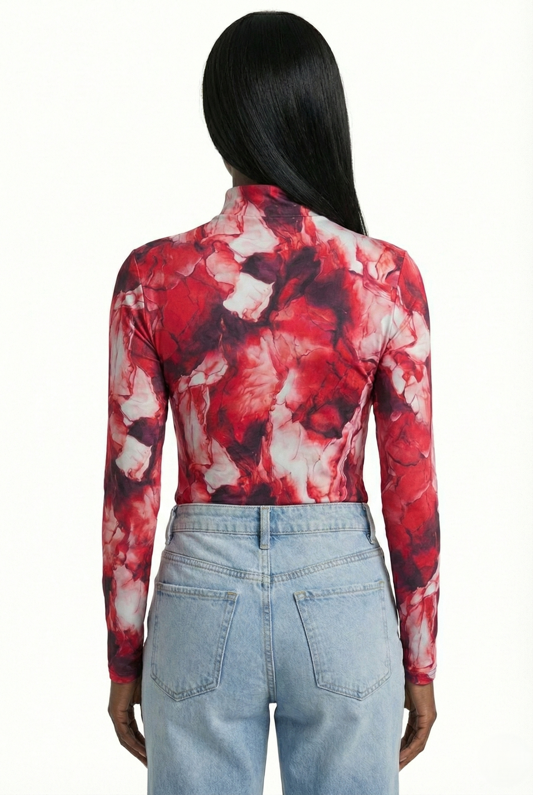 Maglia slim fit donna collo alto rossa  elasticizzata indossata