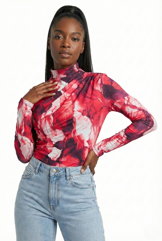 Maglia slim fit donna collo alto rossa  elasticizzata indossata