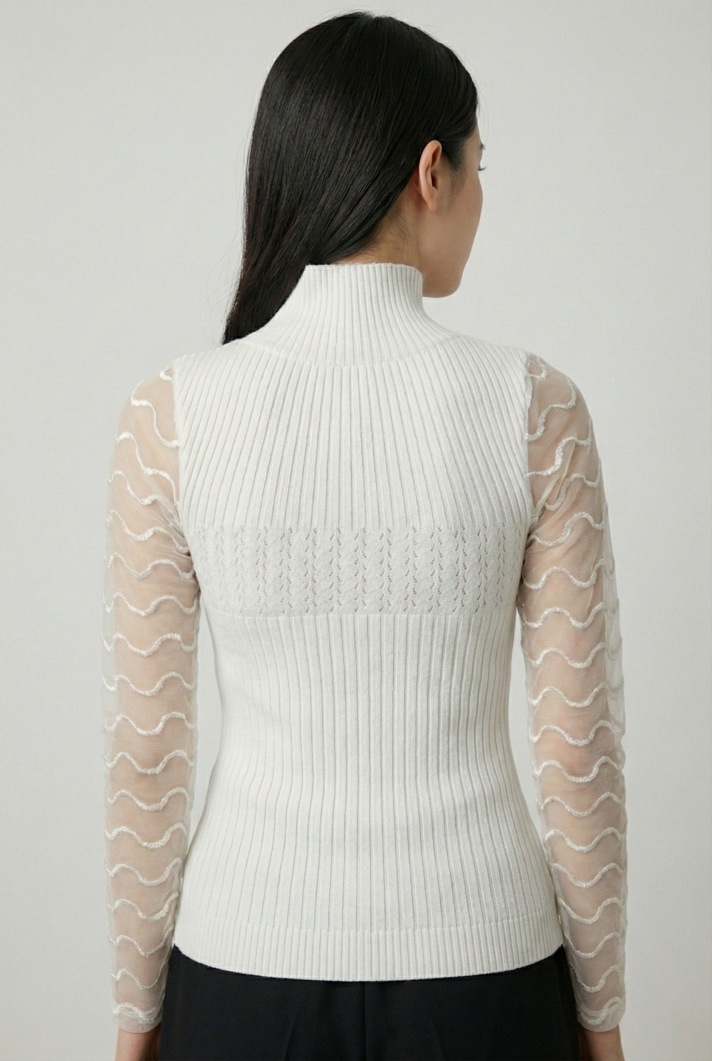 Maglia donna bianca a costine con maniche in tulle ricamato e collo alto elegante
