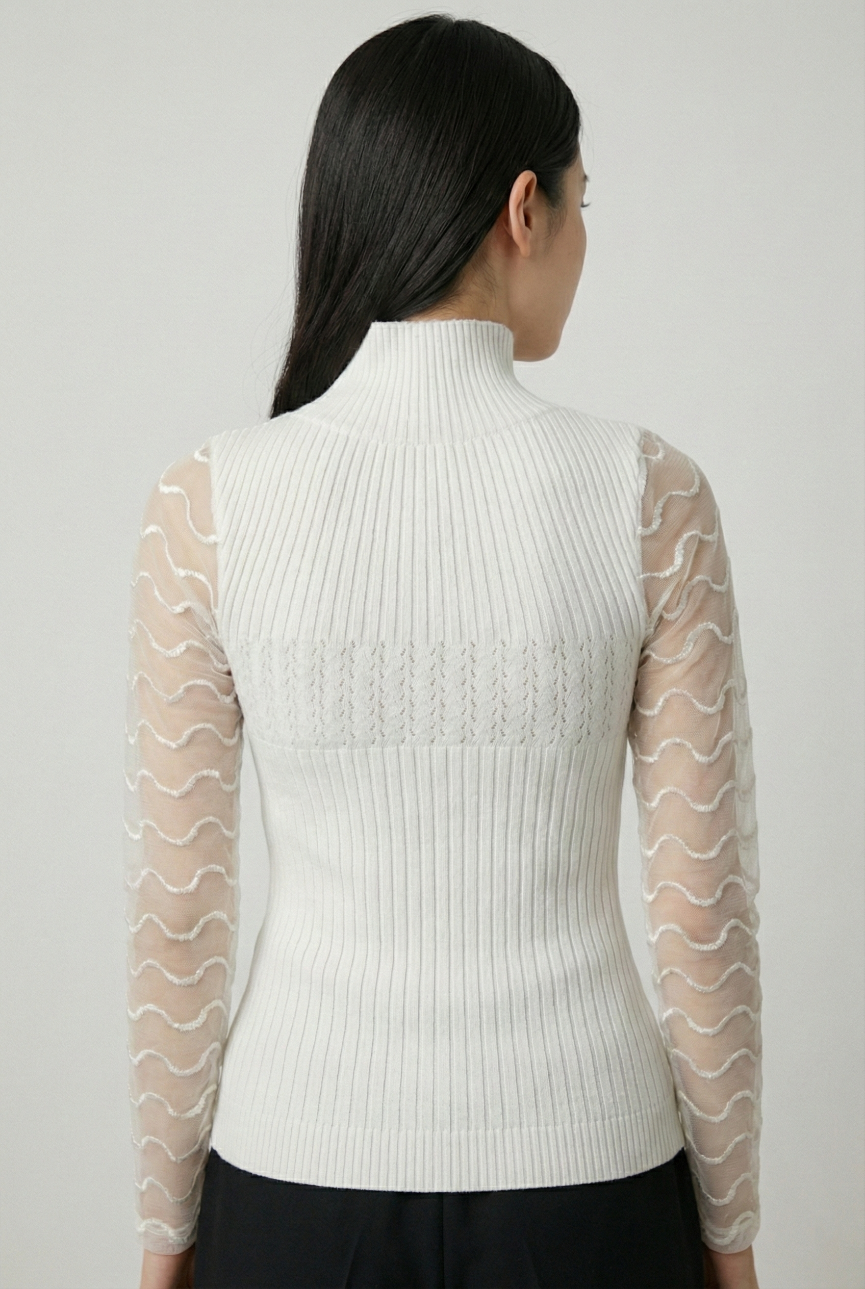 Maglia donna bianca a costine con maniche in tulle ricamato e collo alto elegante