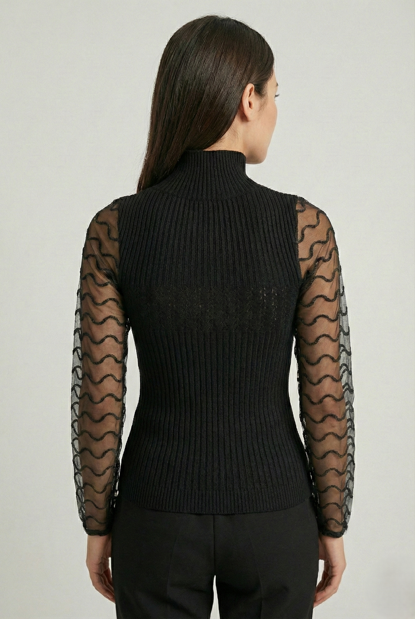 Maglia donna nera a costine con maniche trasparenti in tulle ricamato e collo alto