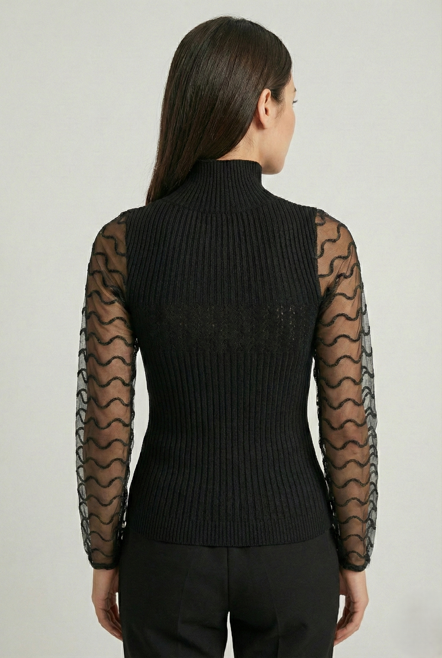 Maglia donna nera a costine con maniche trasparenti in tulle ricamato e collo alto
