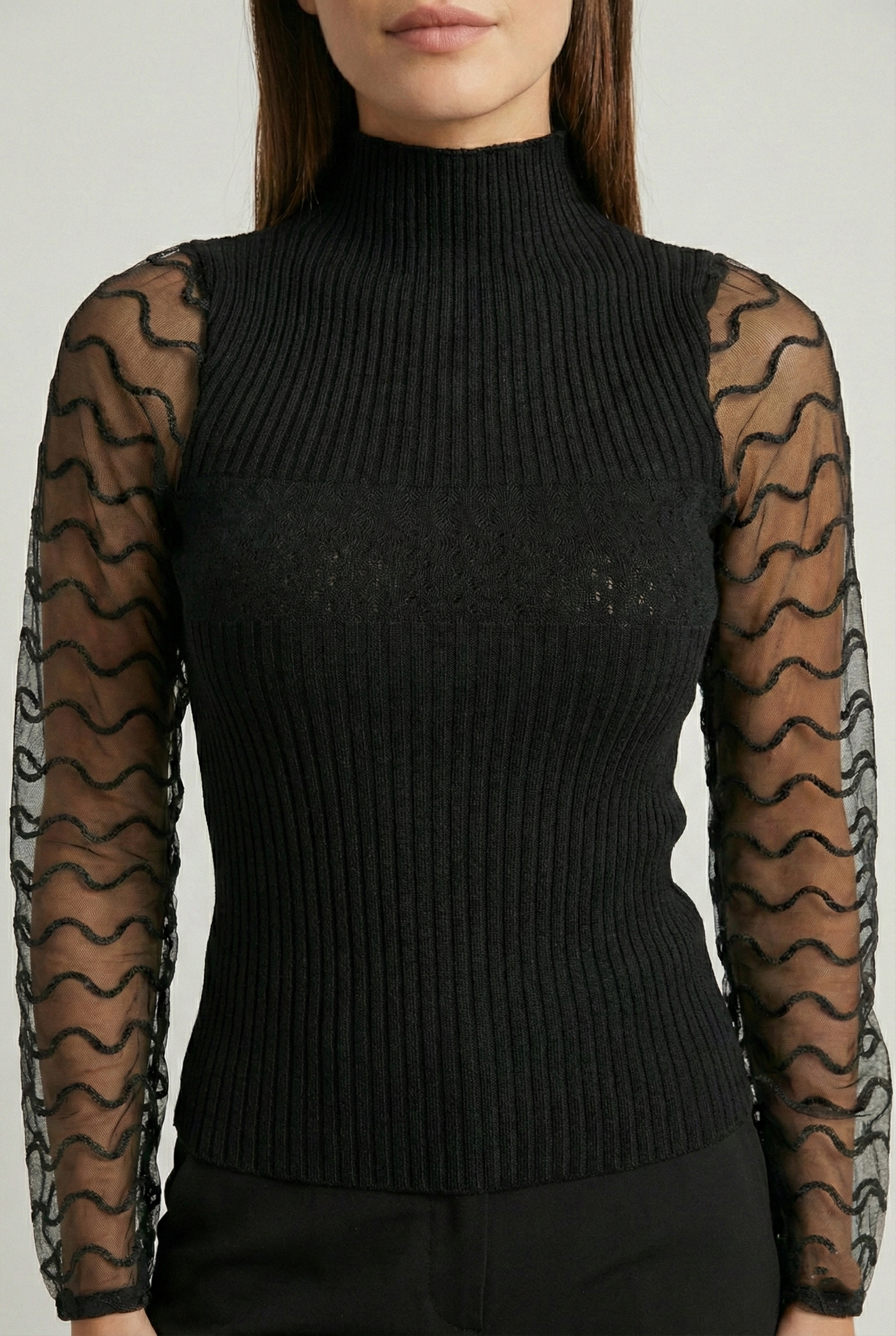 Maglia donna nera a costine con maniche trasparenti in tulle ricamato e collo alto