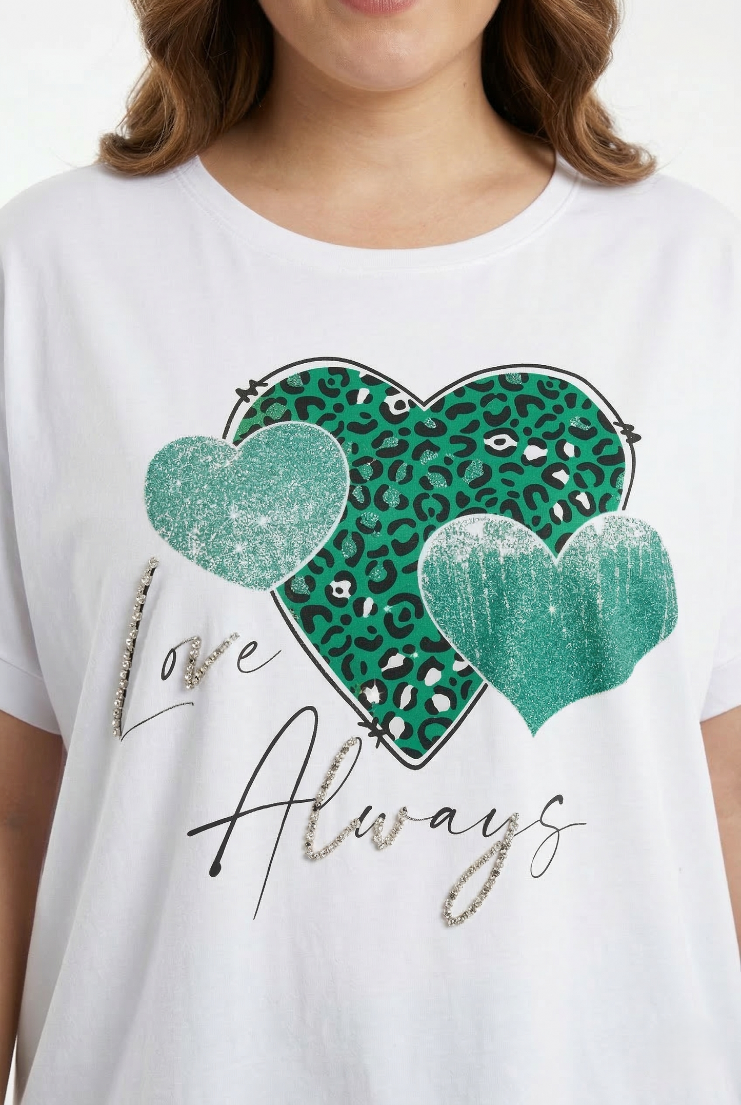 maglietta taglie forti bianca di cotone con cuori verdi e scritta love always con strass