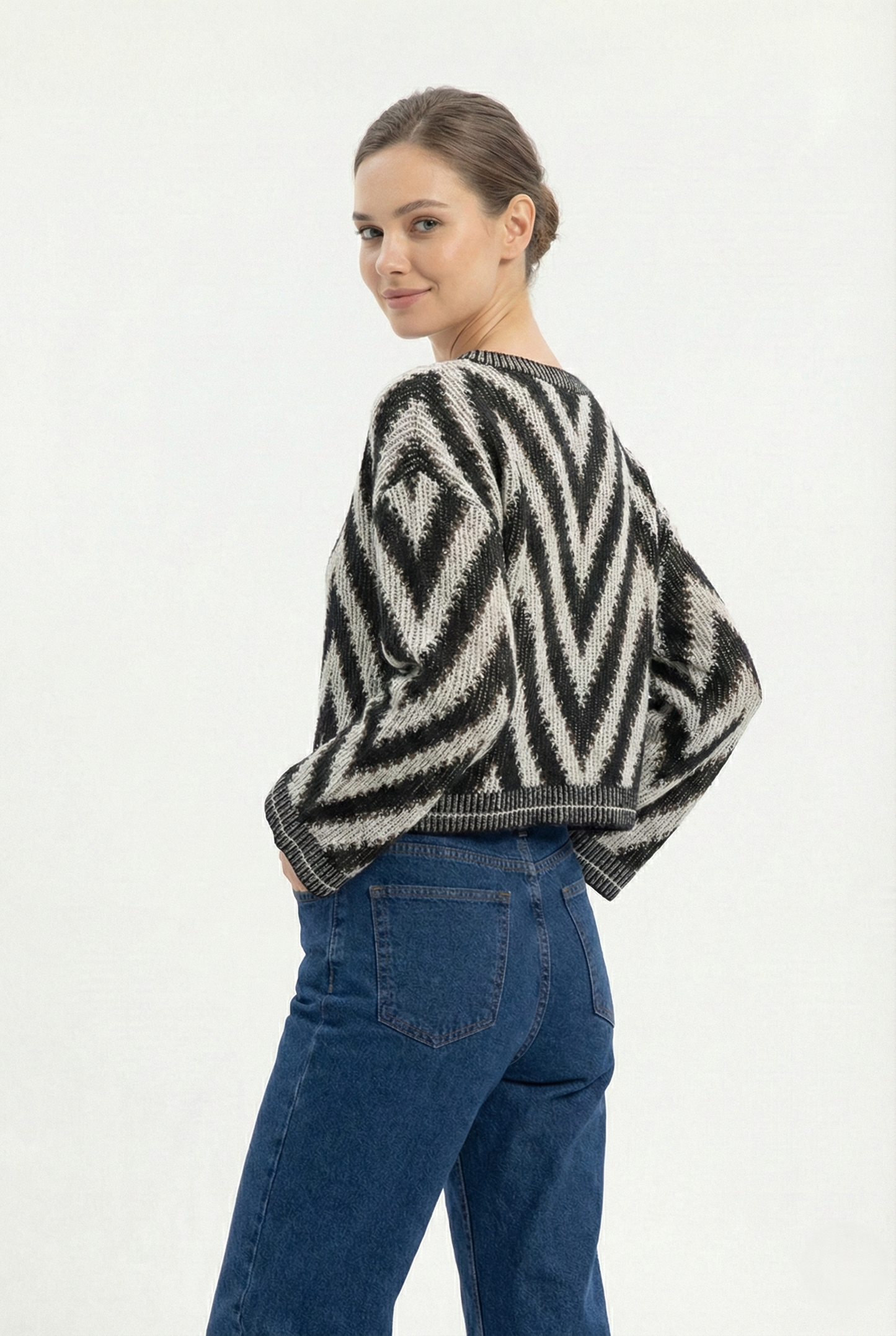Maglioncino traforato donna a zig zag bicolor nero e panna indossato con jeans di schiena
