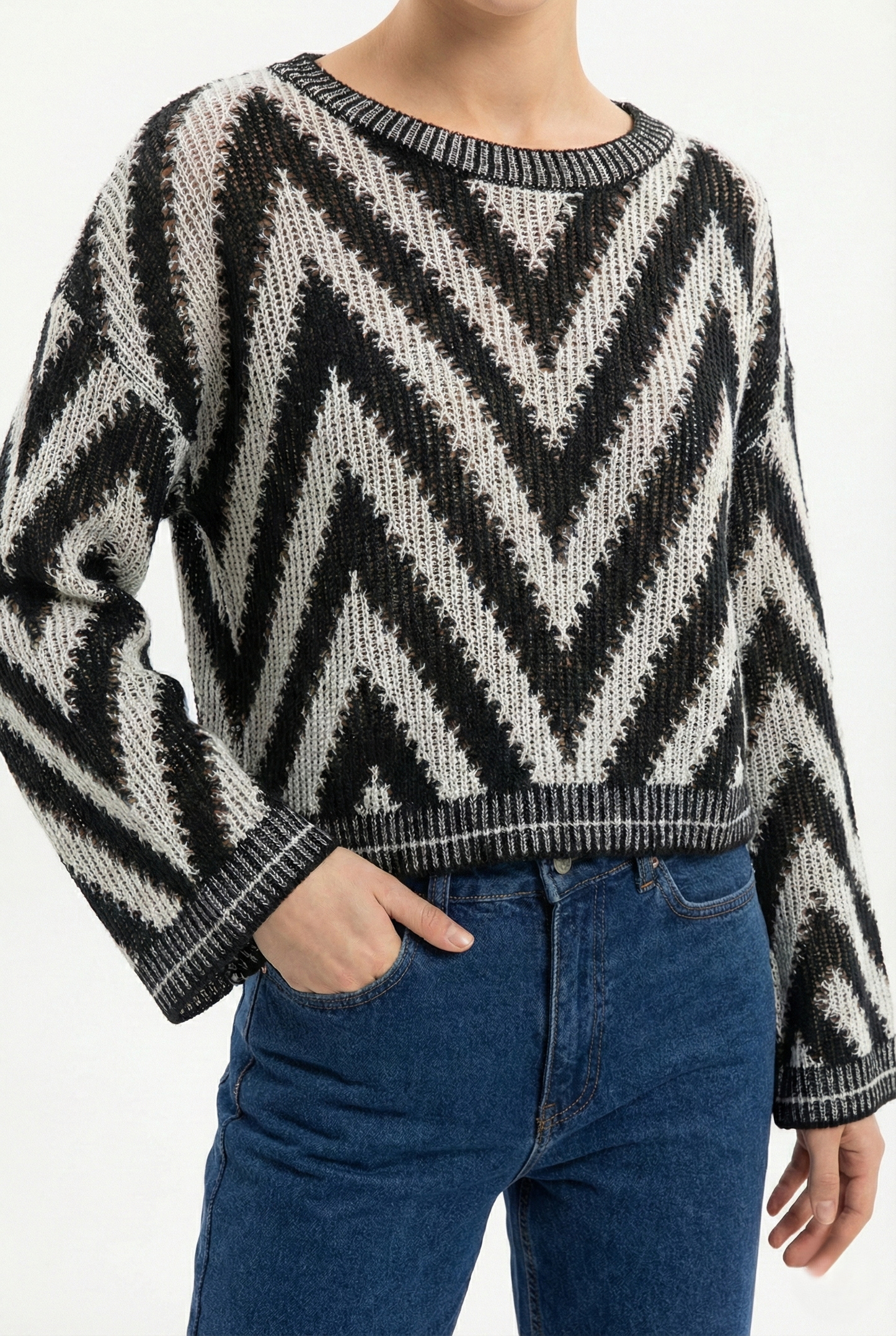 Maglioncino traforato donna a zig zag bicolor nero e panna indossato con jeans