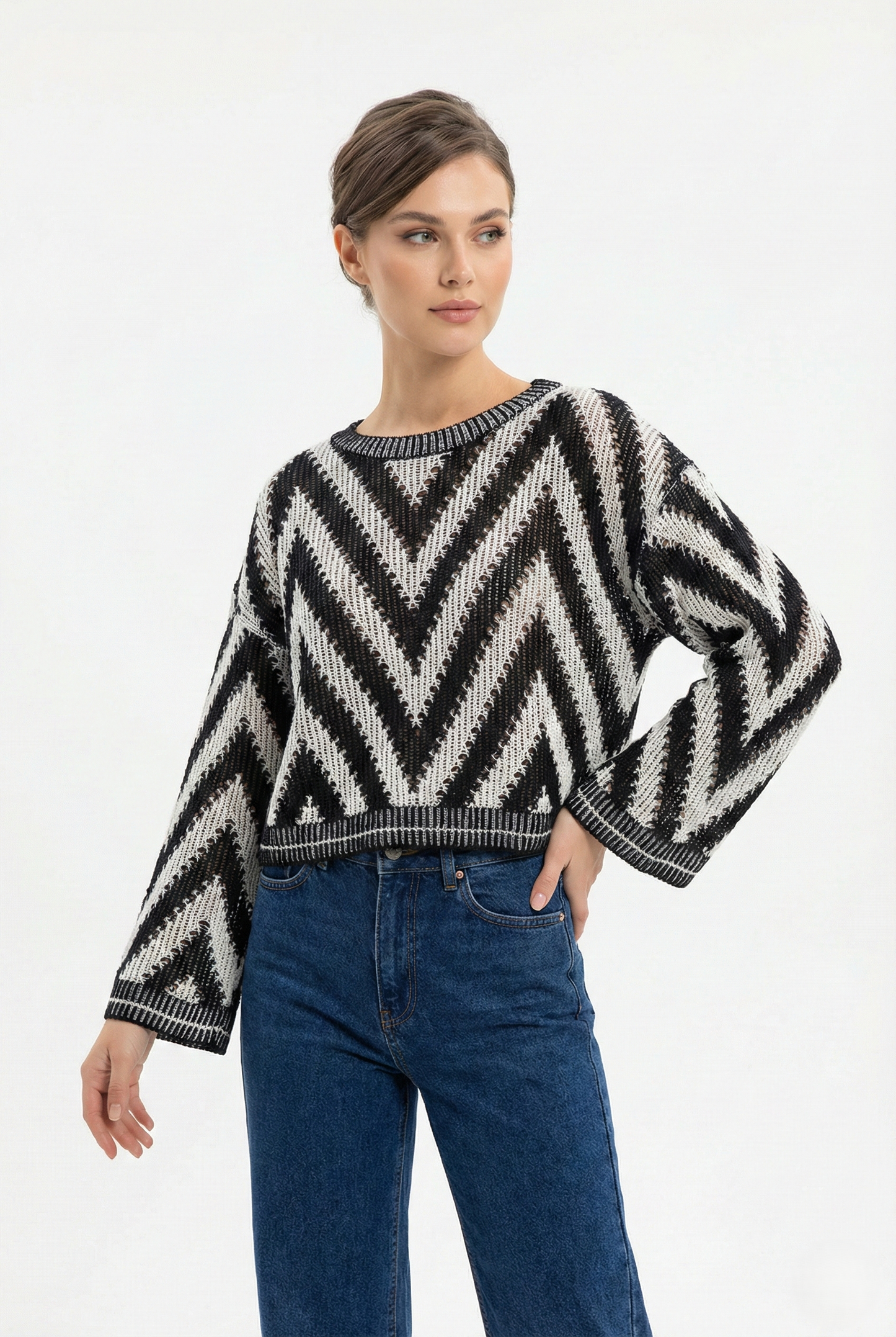 Maglioncino traforato donna a zig zag bicolor nero e panna indossato con jeans