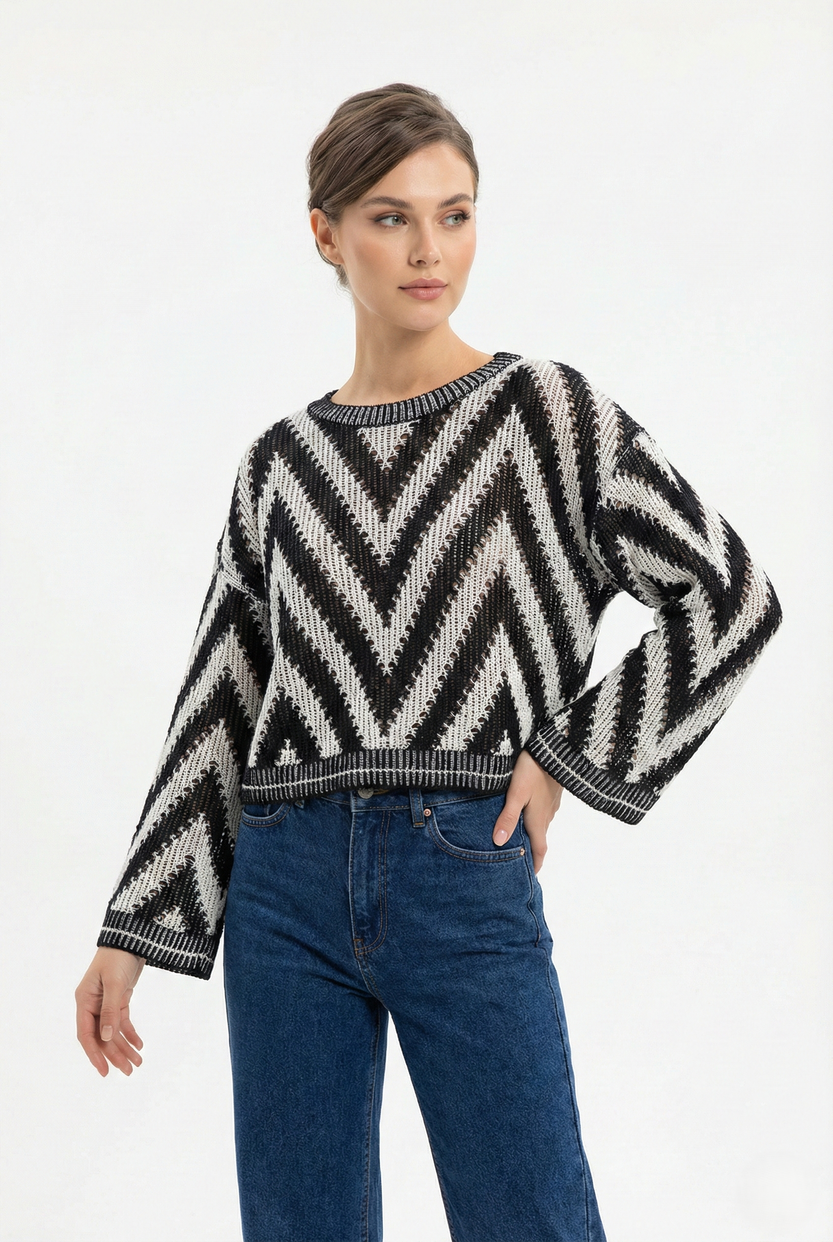 Maglioncino traforato donna a zig zag bicolor nero e panna indossato con jeans