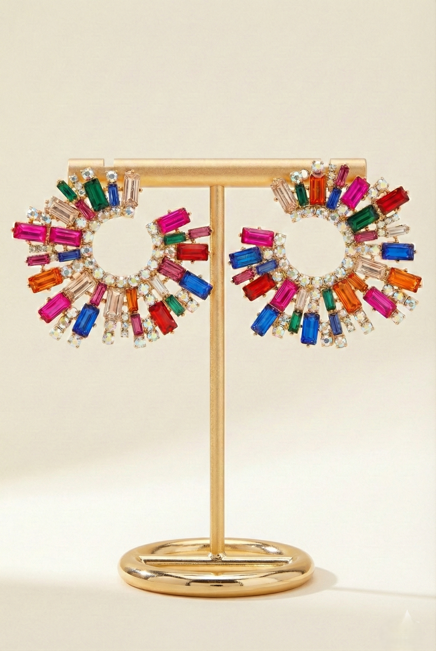 Orecchini donna dorati con cristalli colorati su fondo bianco