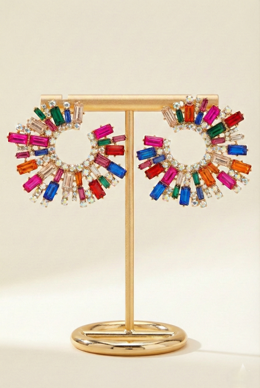 Orecchini donna dorati con cristalli colorati su fondo bianco