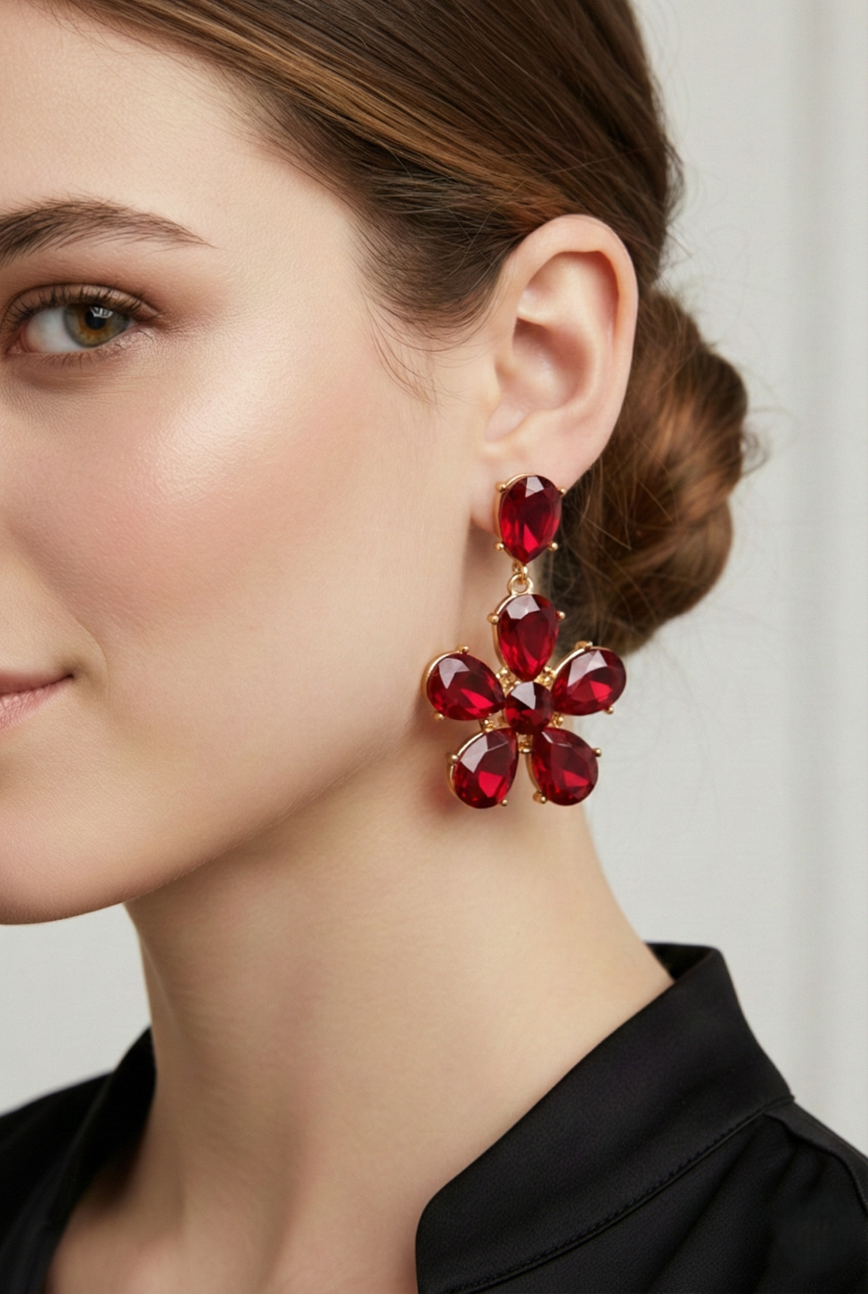 Orecchini a fiore con pietre rosse e montatura dorata eleganti da donna