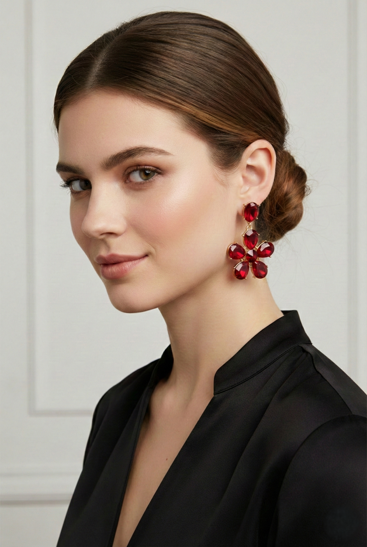 Orecchini a fiore con pietre rosse e montatura dorata eleganti da donna