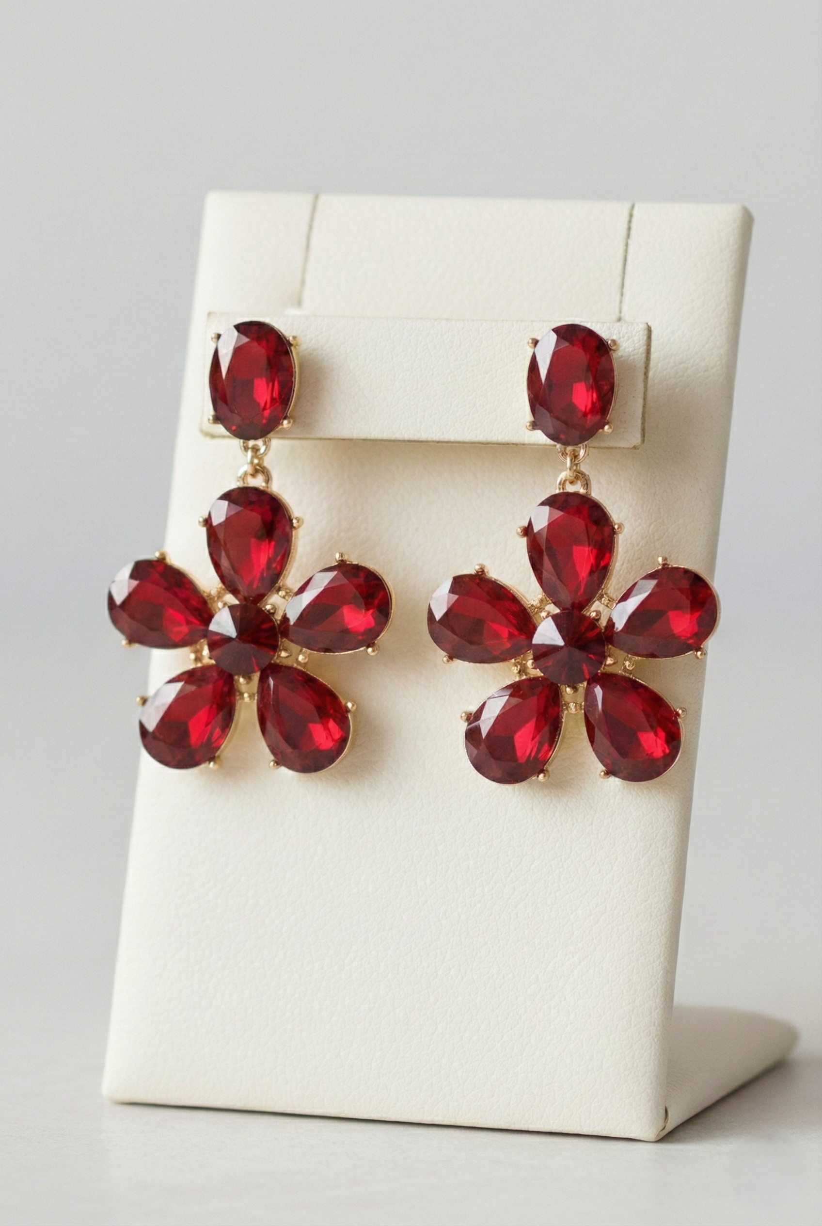 Orecchini a fiore con pietre rosse e montatura dorata eleganti da donna