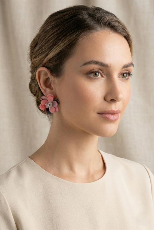 Orecchini a fiore in resina rosa cipria e nero indossati, design moderno ed elegante
