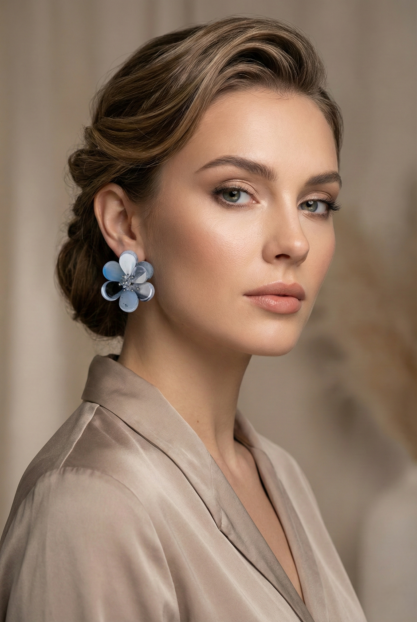 Orecchini a fiore in resina multistrato azzurro e grigio indossati, design elegante e leggero