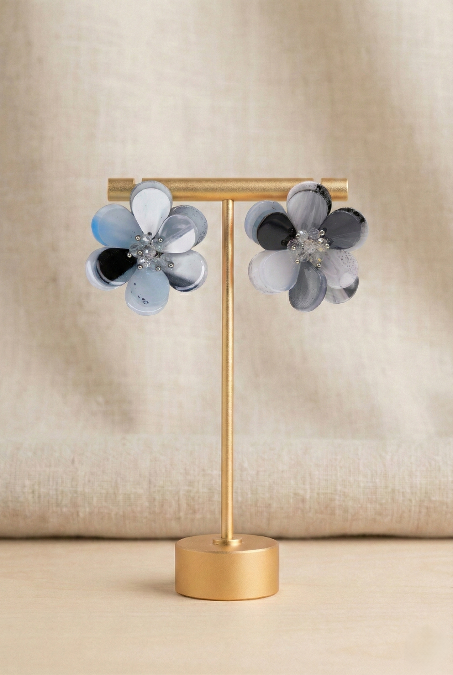 Orecchini a fiore in resina multistrato azzurro e grigio con centro in cristalli