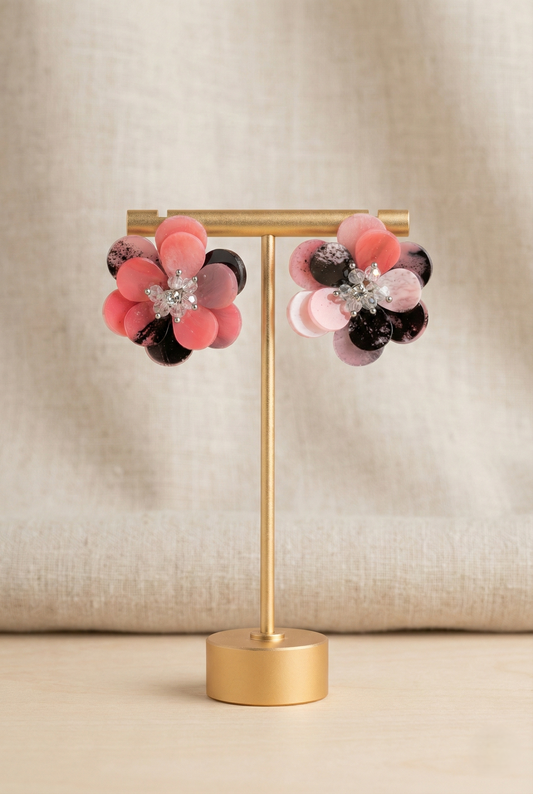 Orecchini a fiore in resina multistrato rosa con dettagli marmorizzati