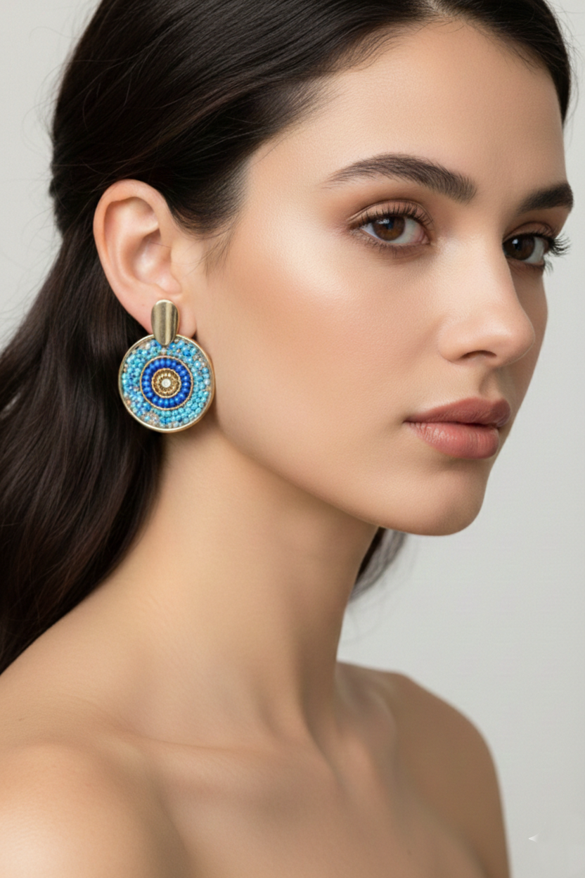 Modella che indossa orecchini mandala blu in perline gioielli moda