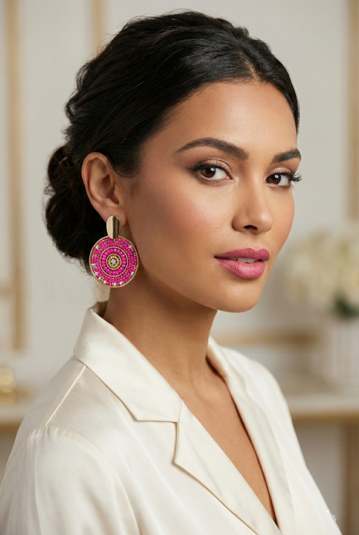 Modella che indossa orecchini mandala rosa in perline gioielli moda eleganti