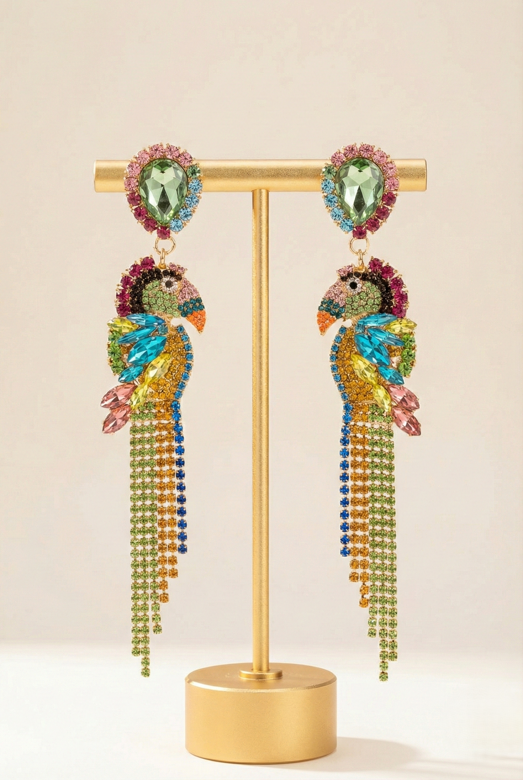 Orecchini pappagallo multicolor con cristalli su supporto dorato, gioiello pendente donna
