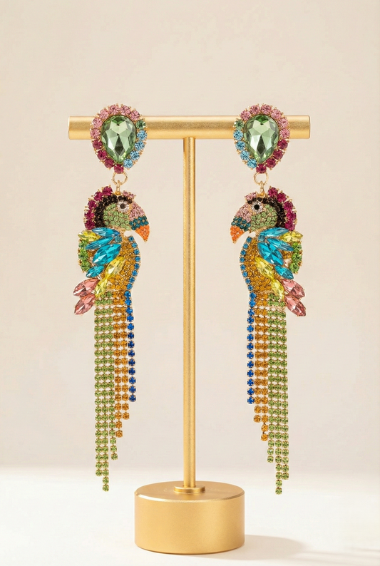 Orecchini pappagallo multicolor con cristalli su supporto dorato, gioiello pendente donna