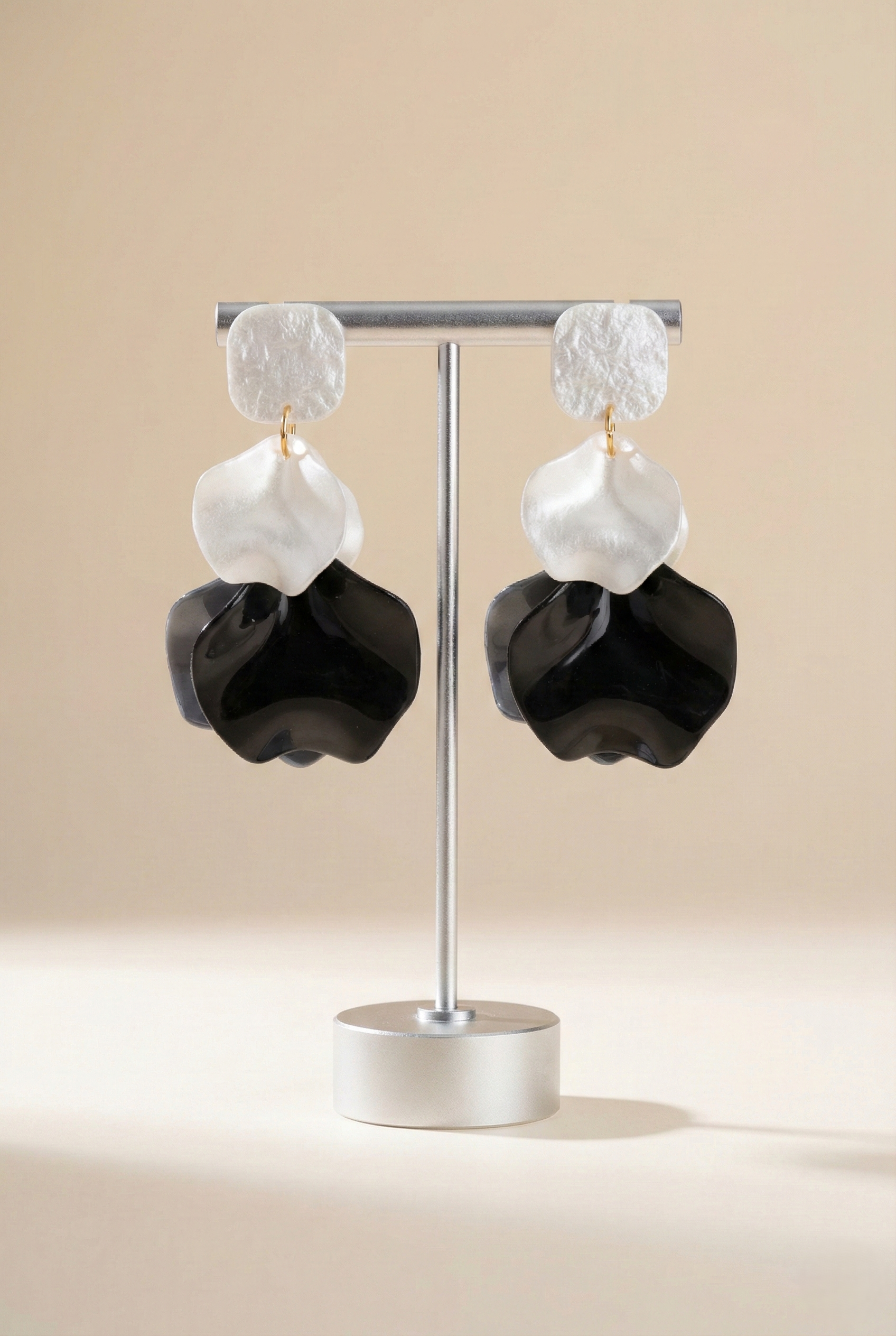 Orecchini statement bianco e nero in resina su supporto, design moderno