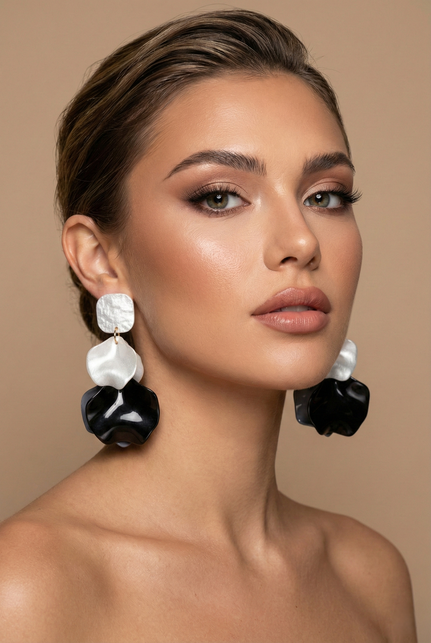 Orecchini statement bianco e nero in resina indossati, design organico elegante