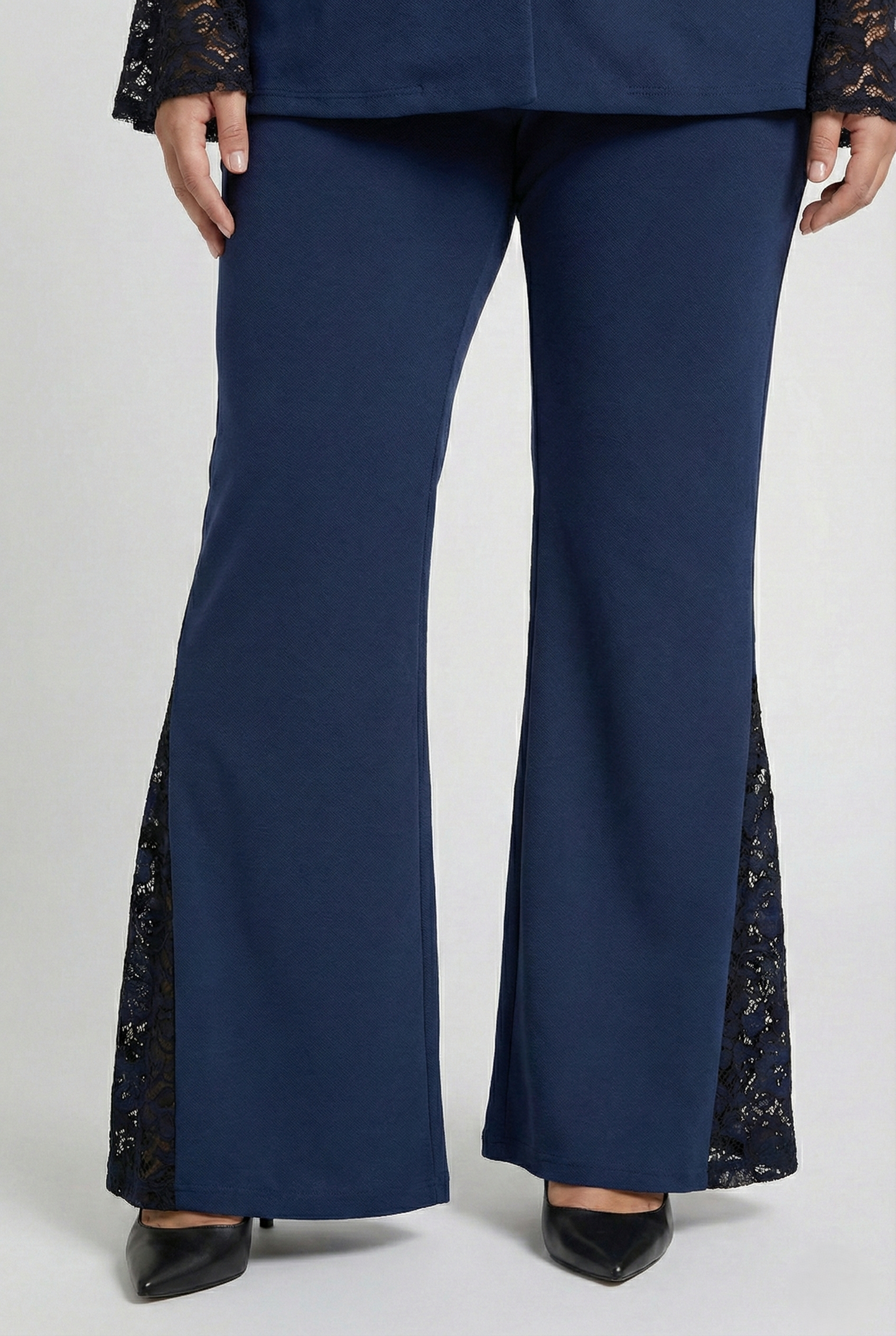 Completo blu plus size elegante donna con dettagli in pizzo e pantalone ampio