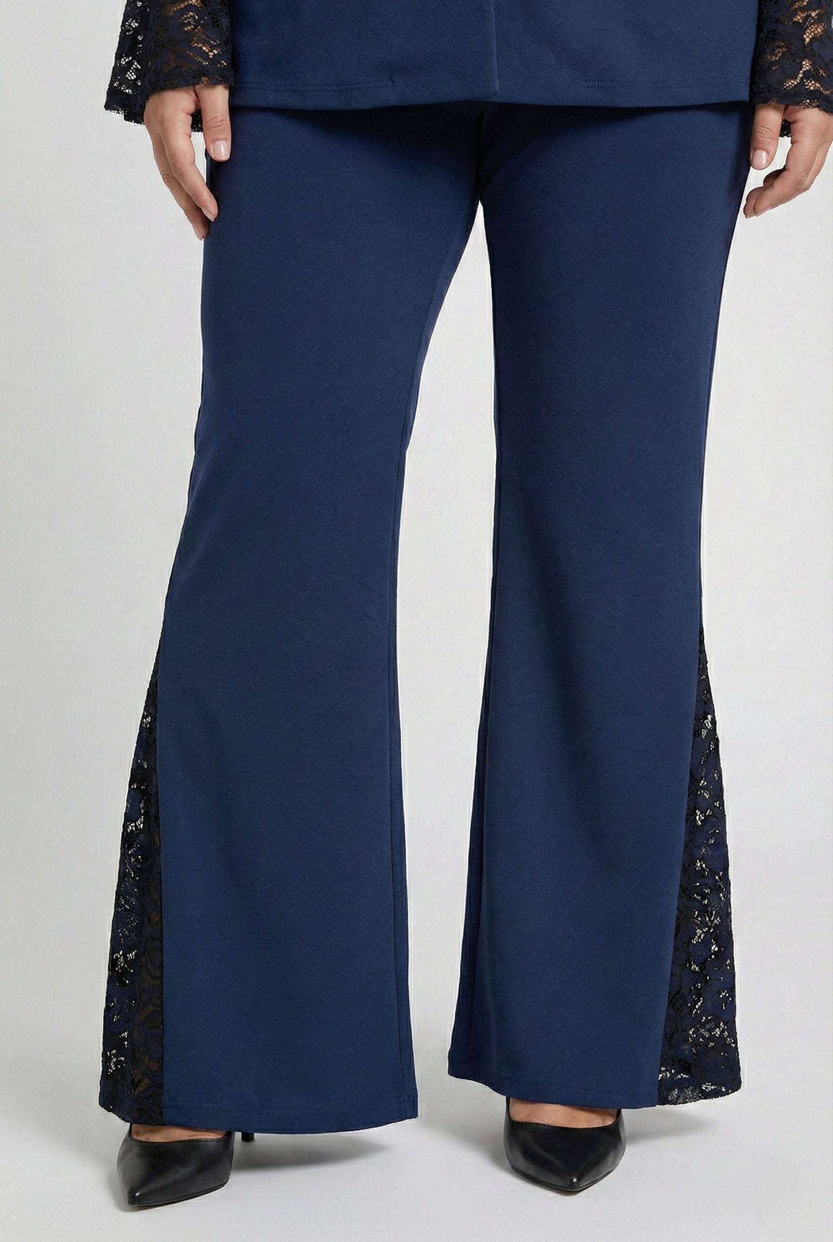Completo blu plus size elegante donna con dettagli in pizzo e pantalone ampio