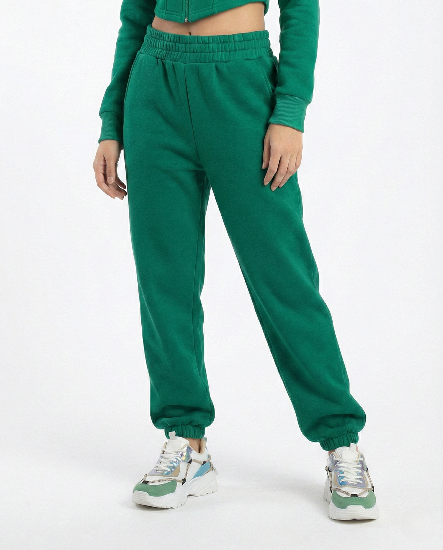 Tuta verde donna jogger con elastico in vita e sneakers