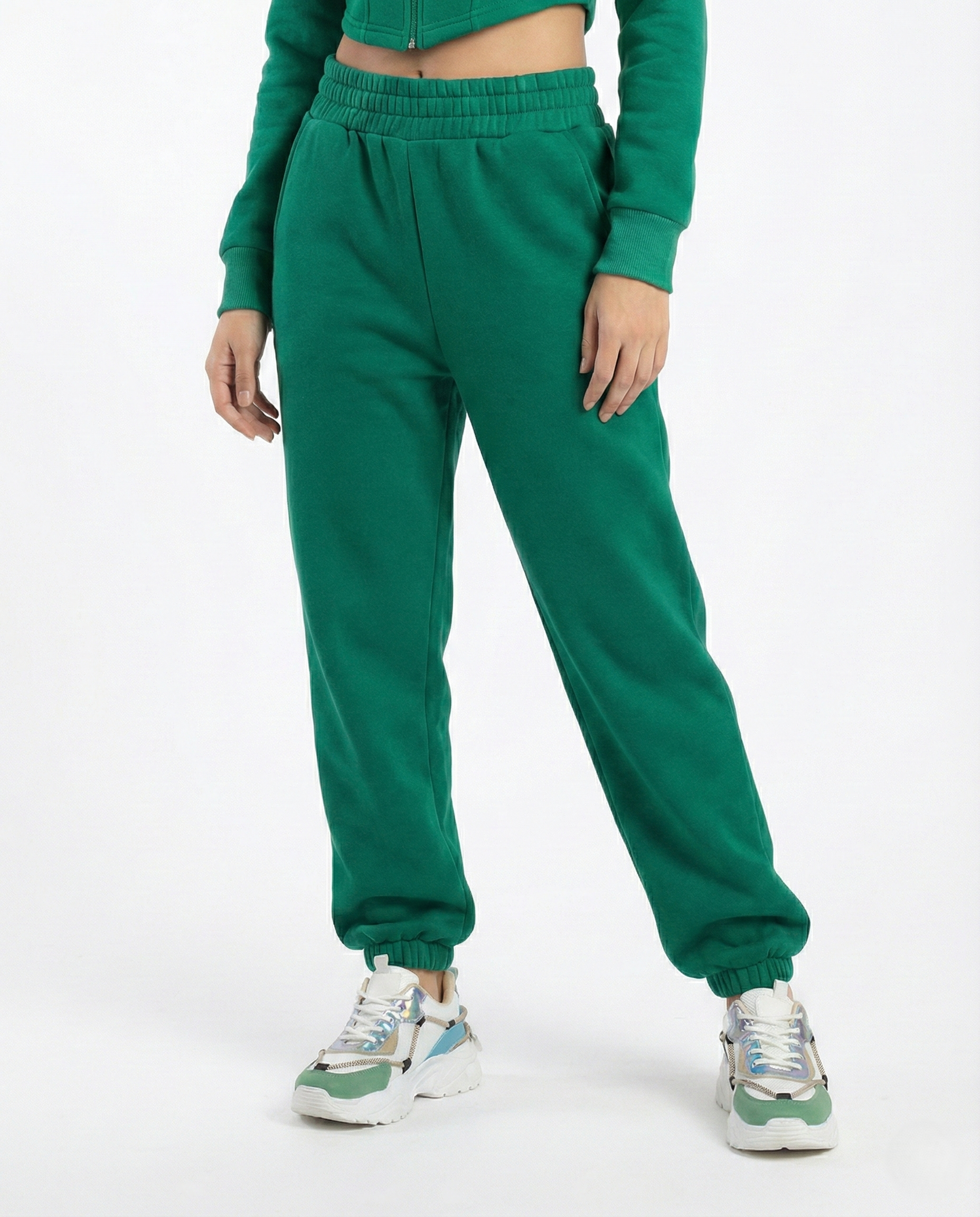 Tuta verde donna jogger con elastico in vita e sneakers