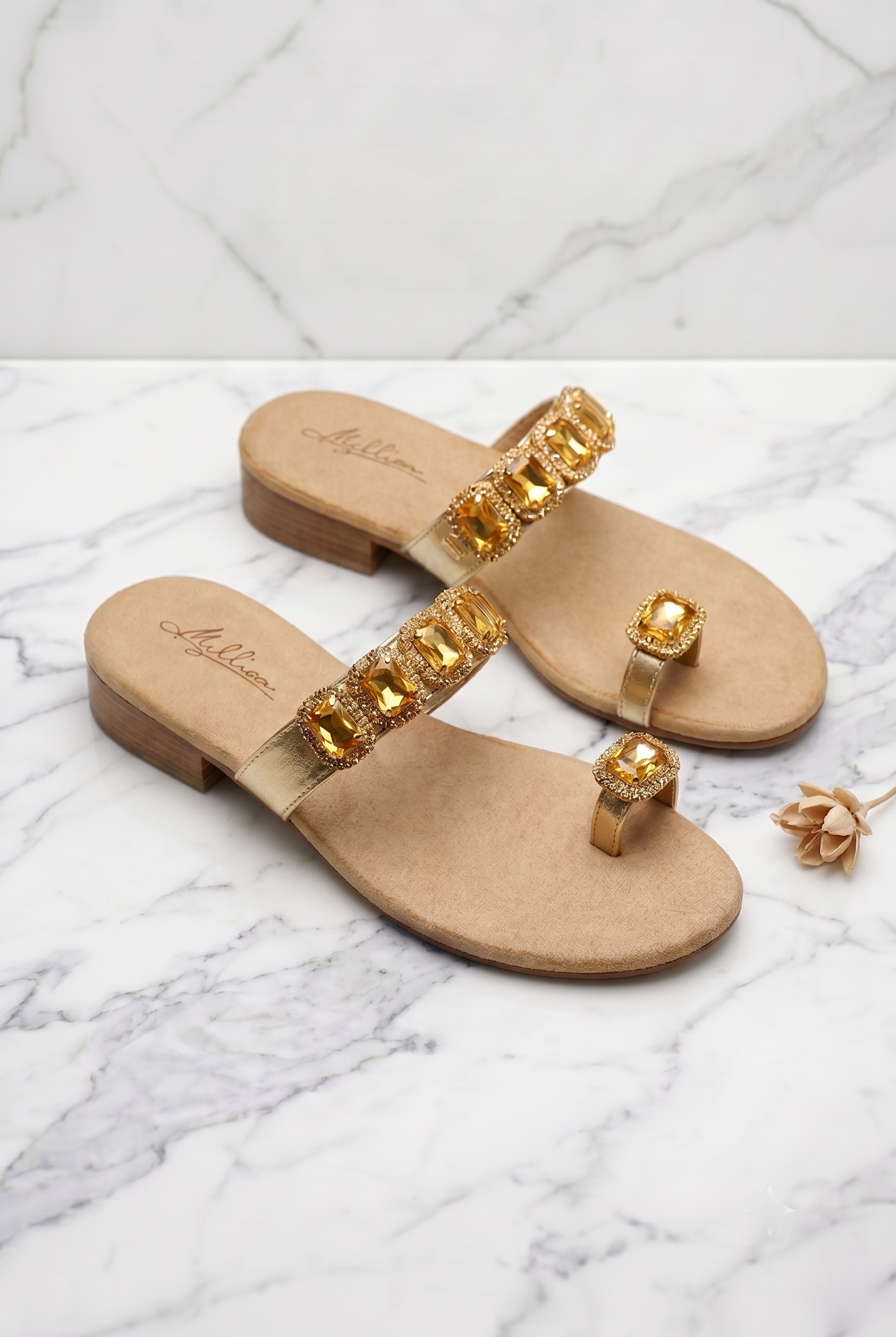 Sandali eleganti oro con fascia gioiello, pietre luminose e tacco comodo da 3 cm