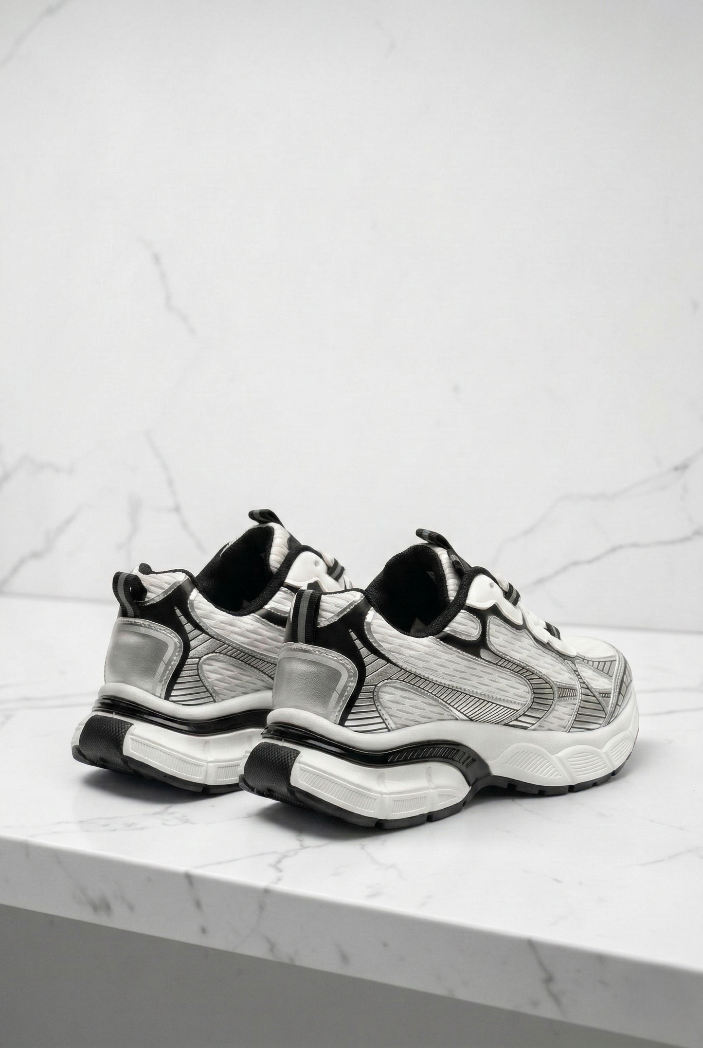 Scarpe sneakers donna fashion bianche con dettagli neri