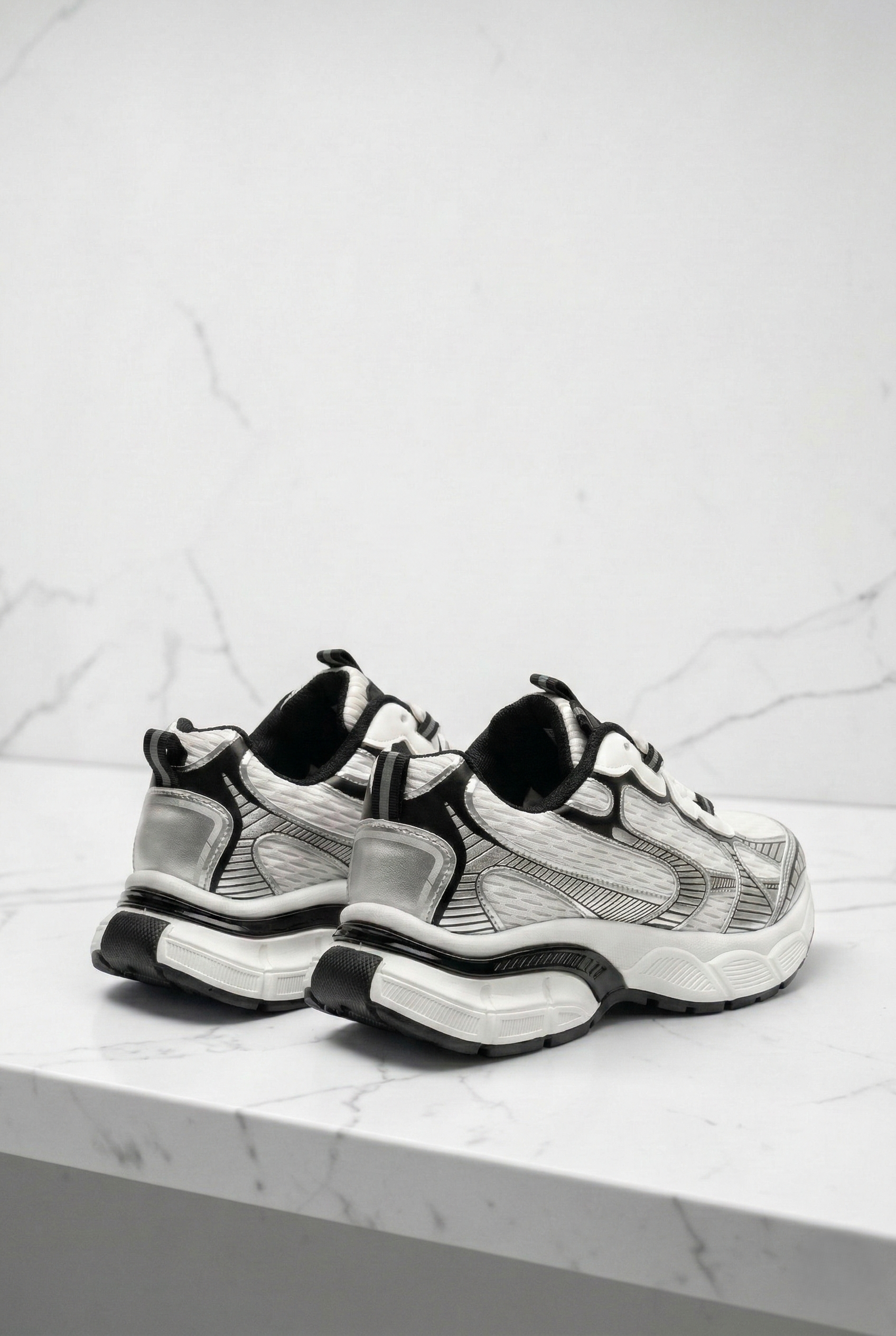 Scarpe sneakers donna fashion bianche con dettagli neri