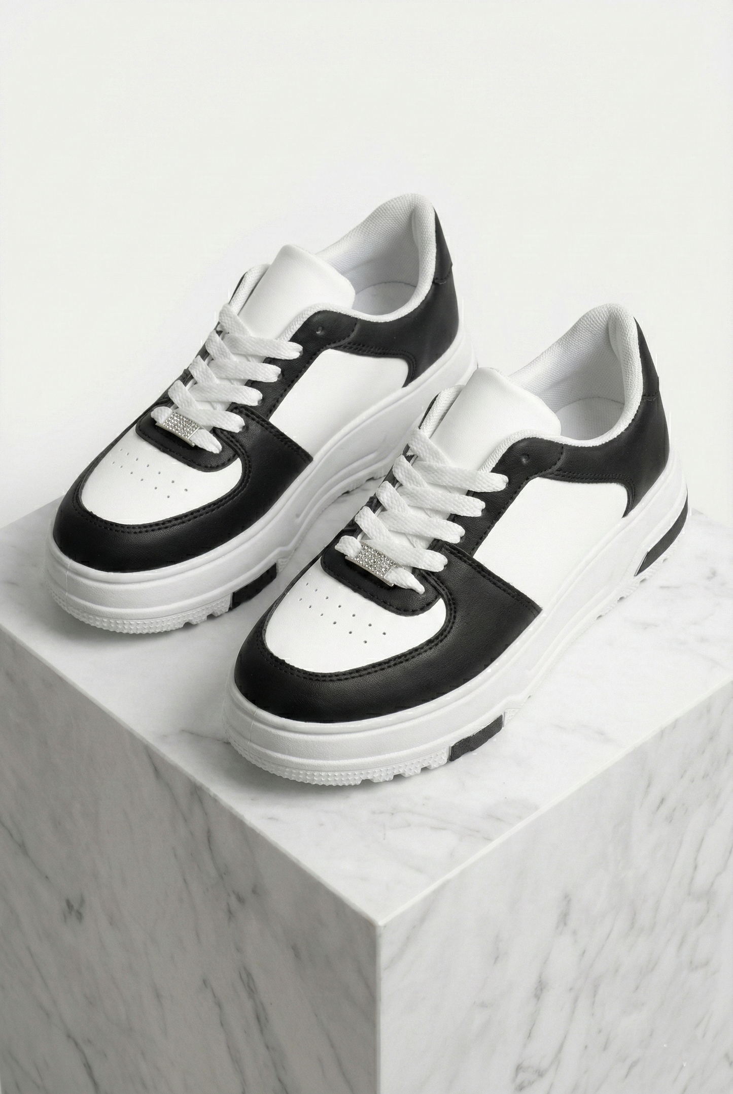 Sneakers donna bianco e nero dettaglio suola e lacci