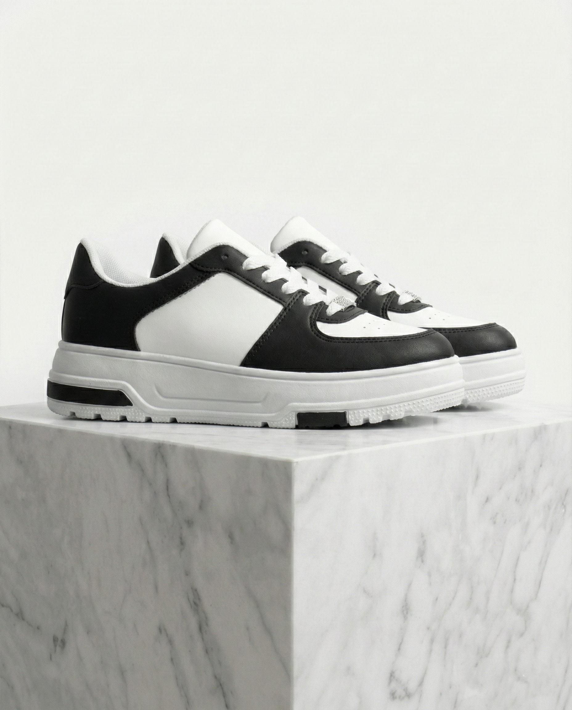 Sneakers donna casual bianco e nero vista laterale su base marmo