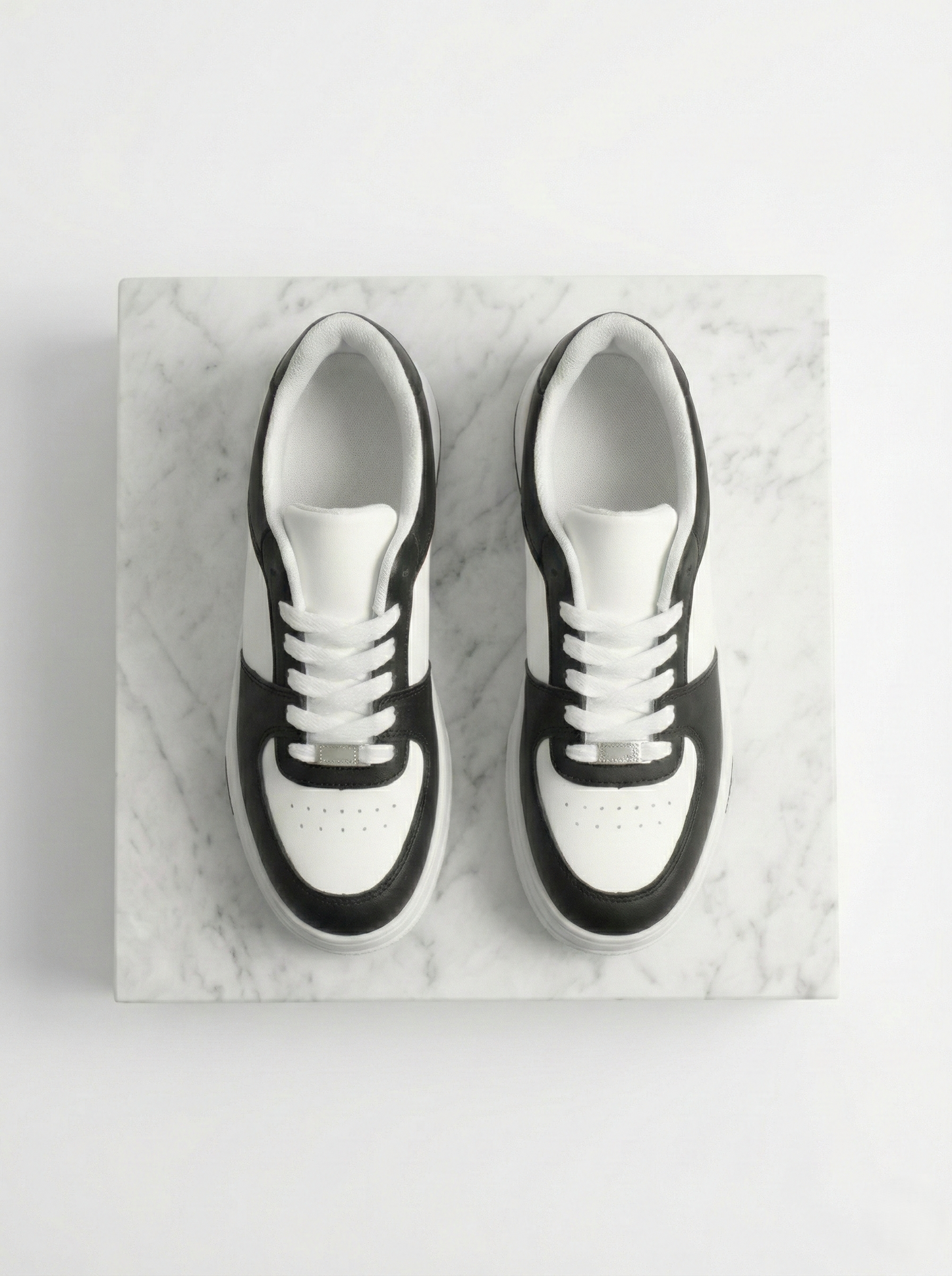 Sneakers donna bianco e nero vista dall’alto con suola platform