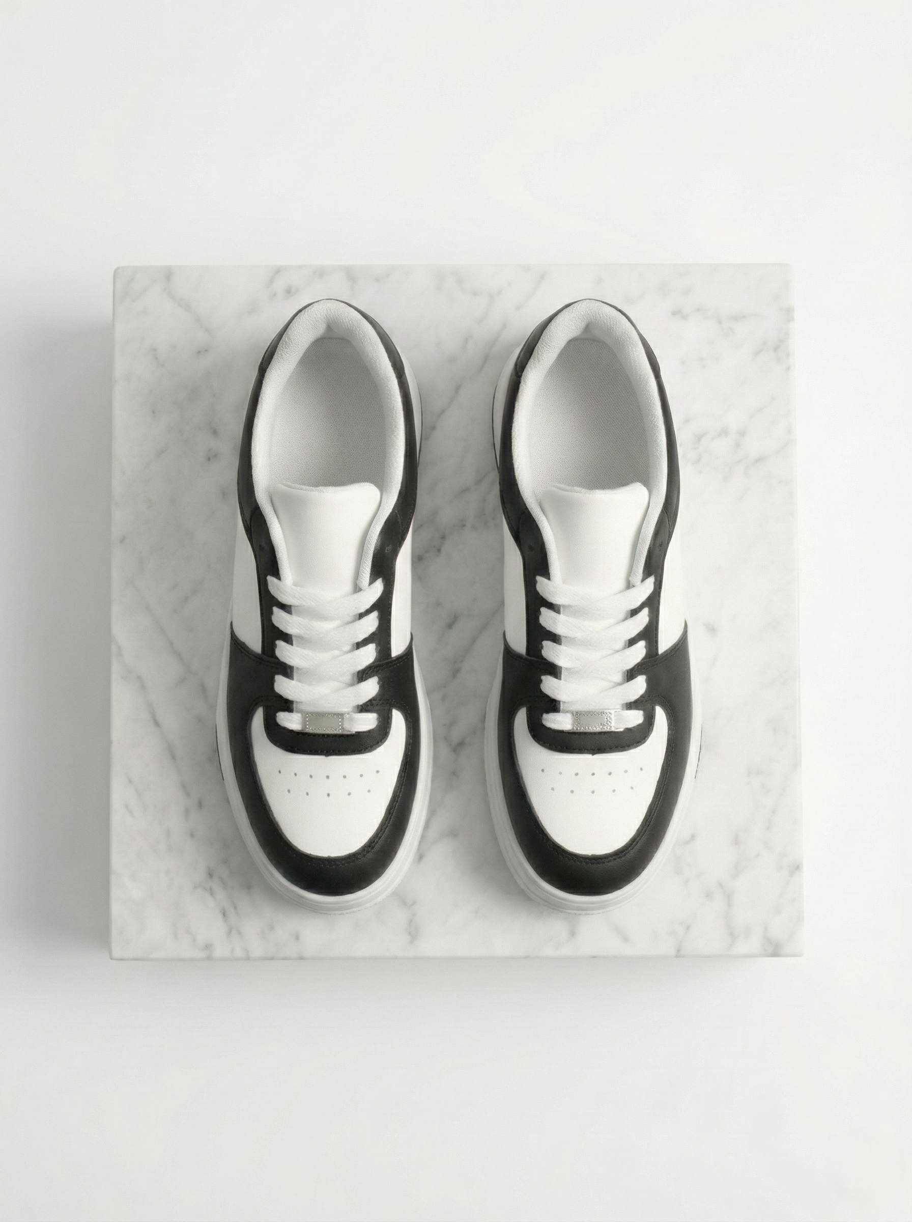 Sneakers donna bianco e nero vista dall’alto con suola platform