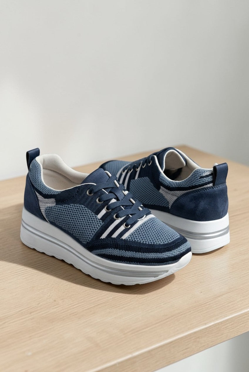 sneakers donna comfort blu con righe azzurre vista laterale con suola alta e lacci
