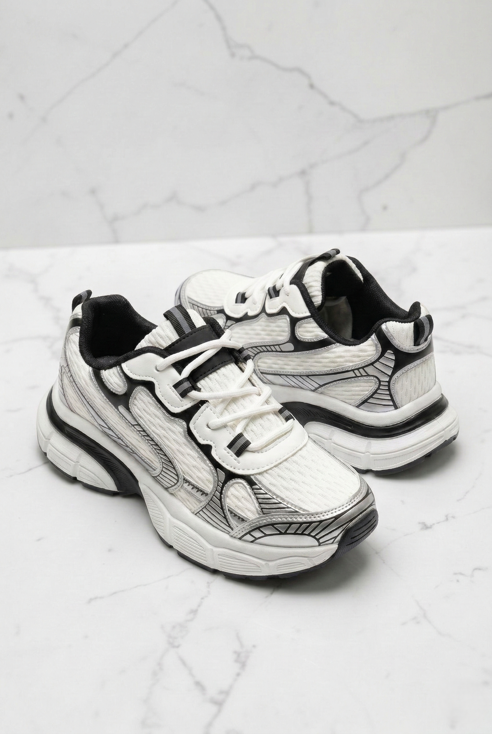 Sneakers chunky da donna bianche e nere con suola spessa streetwear