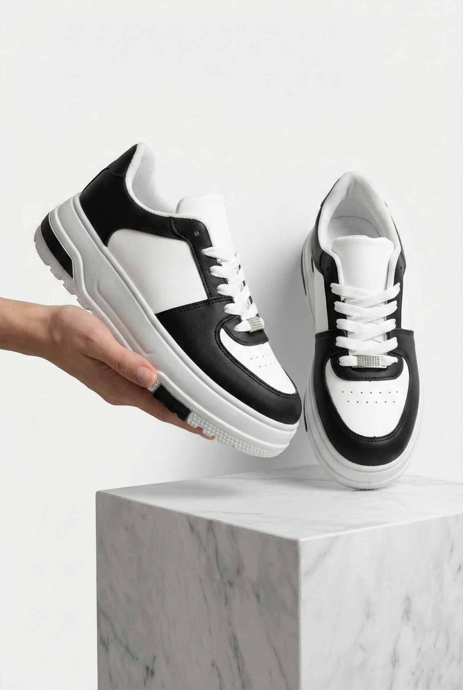 Scarpe sneakers donna platform bianco e nero design moderno